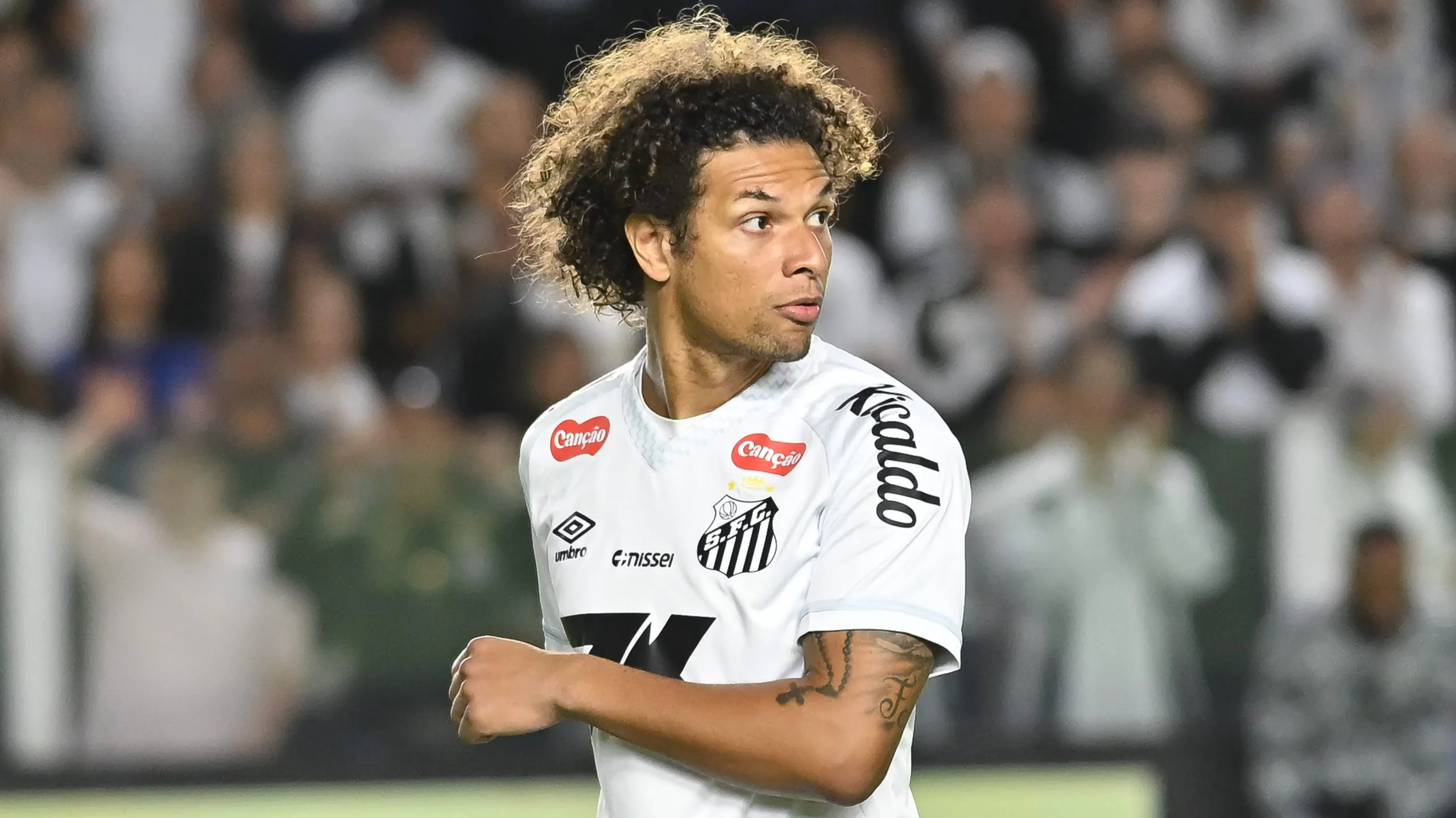 Arão pode ser a nova opção de Vojvoda para a zaga Foto: Jota Erre/AGIF