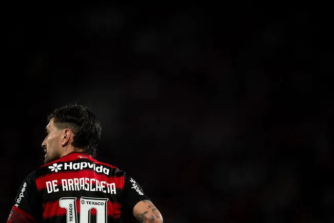De Arrascaeta jogador do Flamengo durante partida contra o Racing no estadio Maracana pelo campeonato Copa Libertadores 2025. Foto: Jorge Rodrigues/AGIF