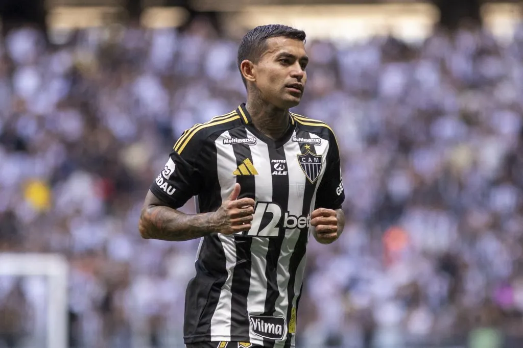 Dudu jogador do Atletico-MG durante partida contra o Ceara no estadio Arena MRV pelo campeonato Brasileiro A 2025. Foto: Fernando Moreno/AGIF