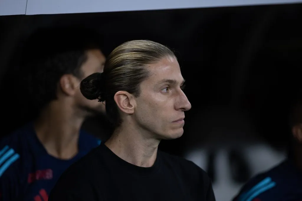 Filipe Luís tecnico do Flamengo durante partida contra o Fortaleza no estadio Arena Castelao pelo campeonato Brasileiro A 2025. Foto: Baggio Rodrigues/AGIF
