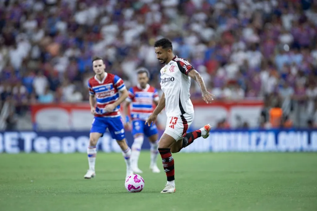 Danilo é criticado pela torcida em Fortaleza x Flamengo. Foto: Baggio Rodrigues/AGIF