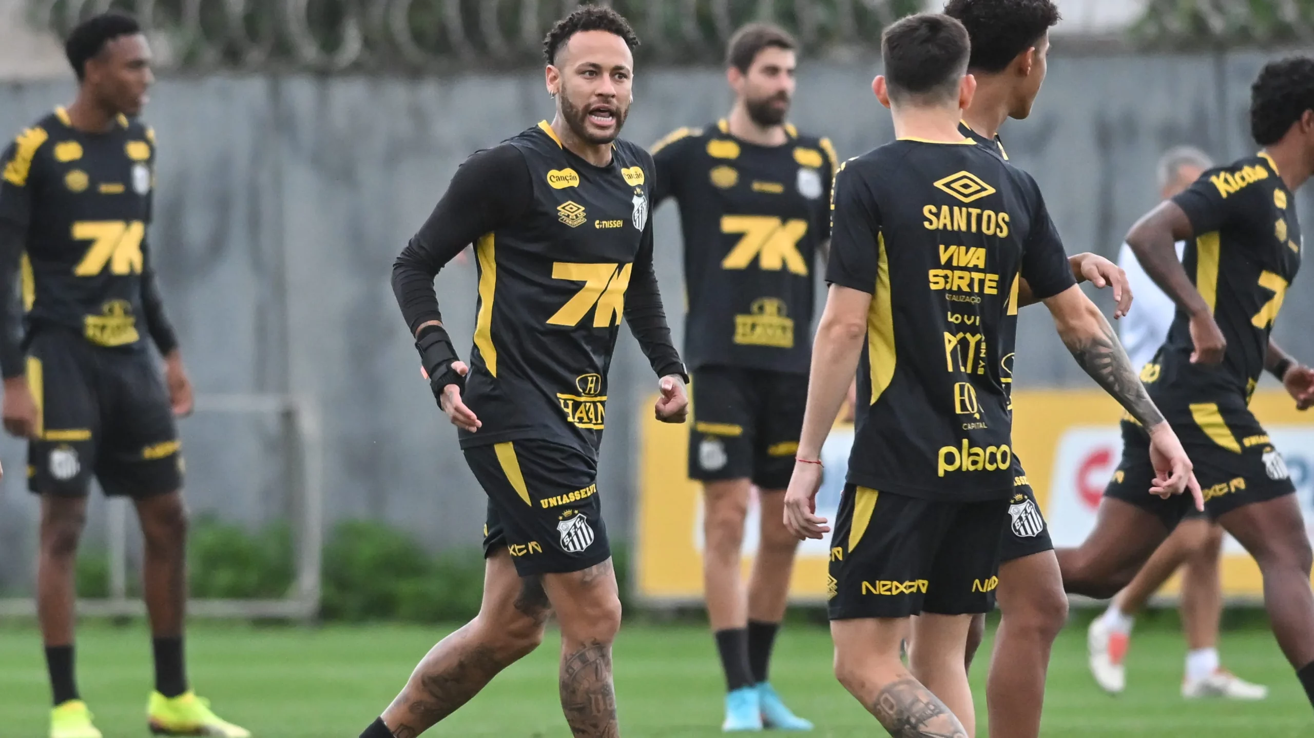 SP – SANTOS – 31/10/2025 – SANTOS, TREINO – Neymar jogador do Santos durante treino no Centro de Treinamento CT Rei Pele.   Foto: Jota Erre/AGIF