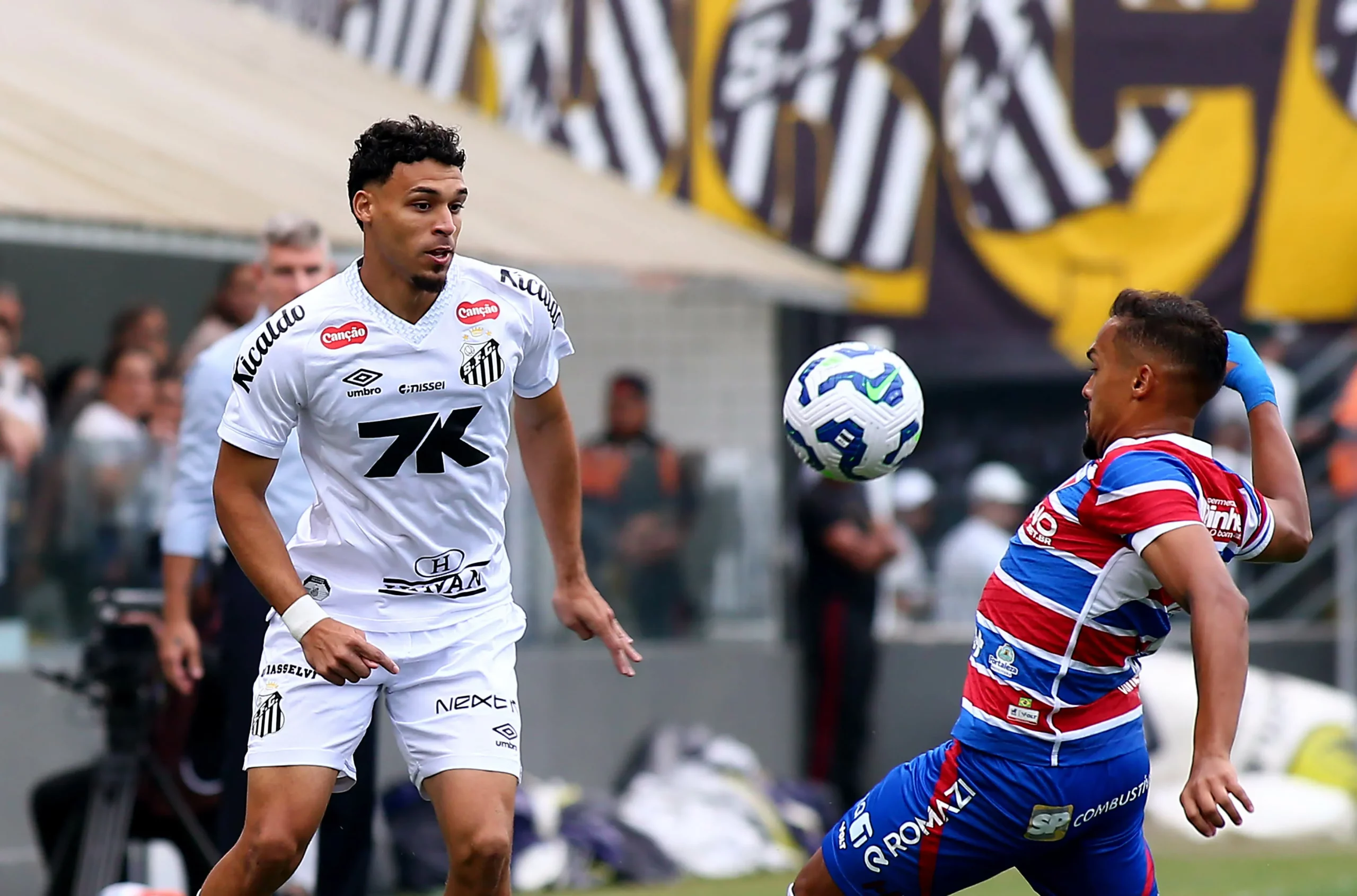 Meia Victor Hugo não está assegurado como titular do Santos em Porto Alegre – Foto: Mauricio De Souza/AGIF