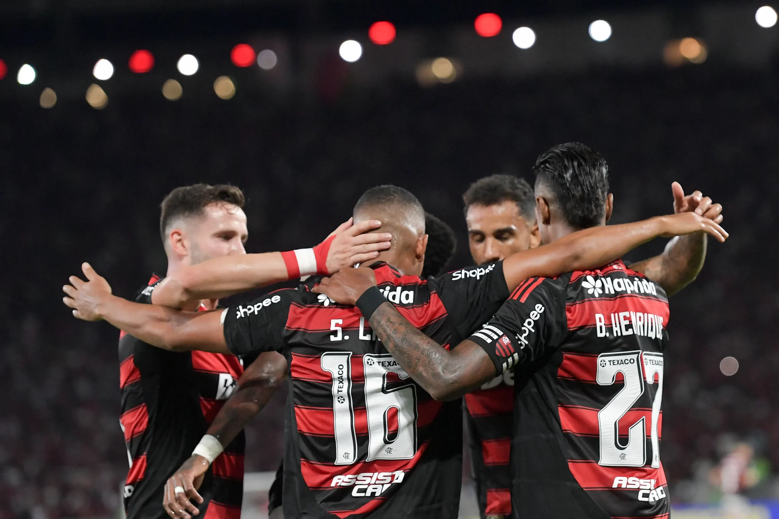 RJ – RIO DE JANEIRO – 01/11/2025 – BRASILEIRO A 2025, FLAMENGO X SPORT – Bruno Henrique jogador do Flamengo comemora seu gol com jogadores do seu time durante partida contra o Sport no estadio Maracana pelo campeonato Brasileiro A 2025. Foto: Thiago Ribeiro/AGIF