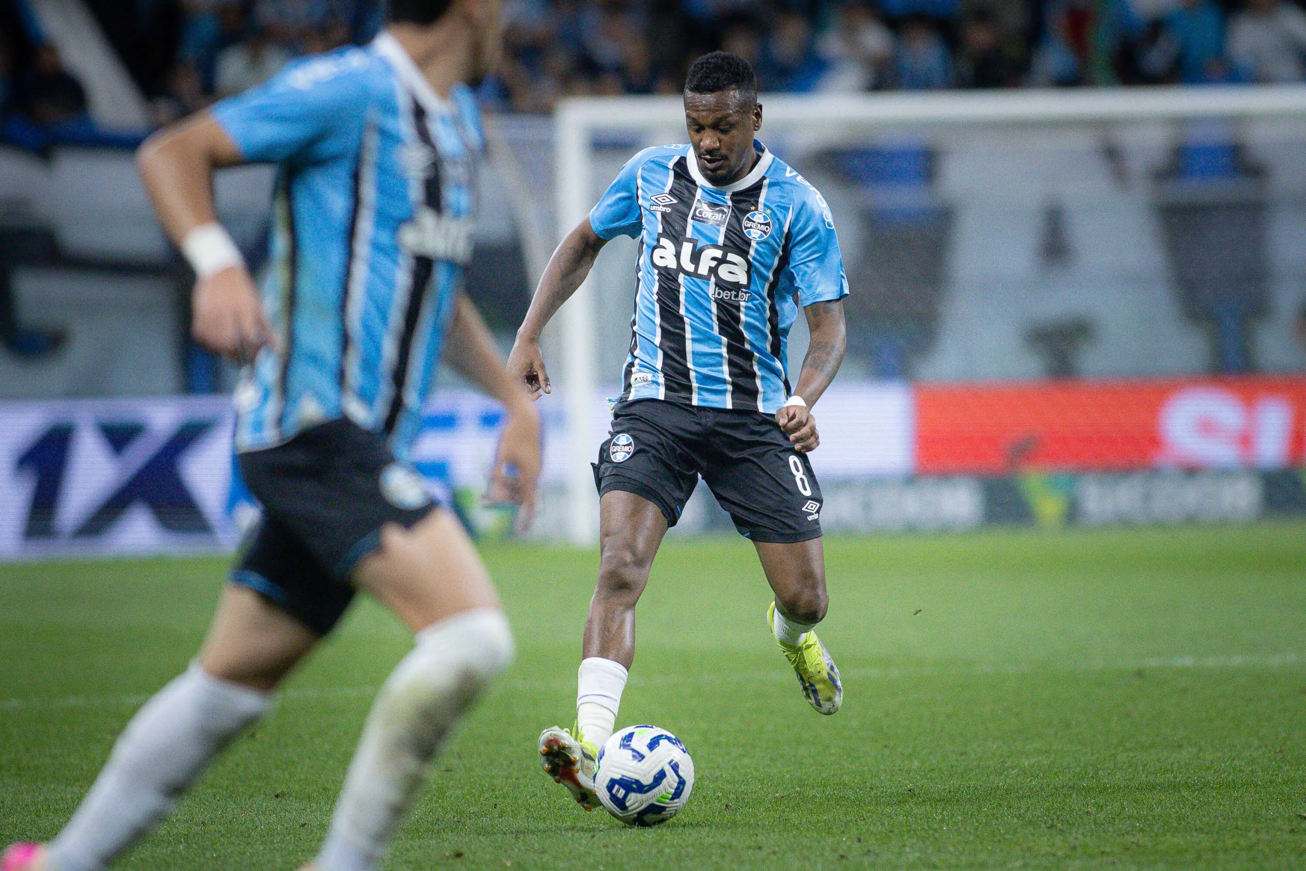 Edenilson volta de suspensão e deve estar entre os 11 titulares contra o Botafogo – Foto: Maxi Franzoi/AGIF