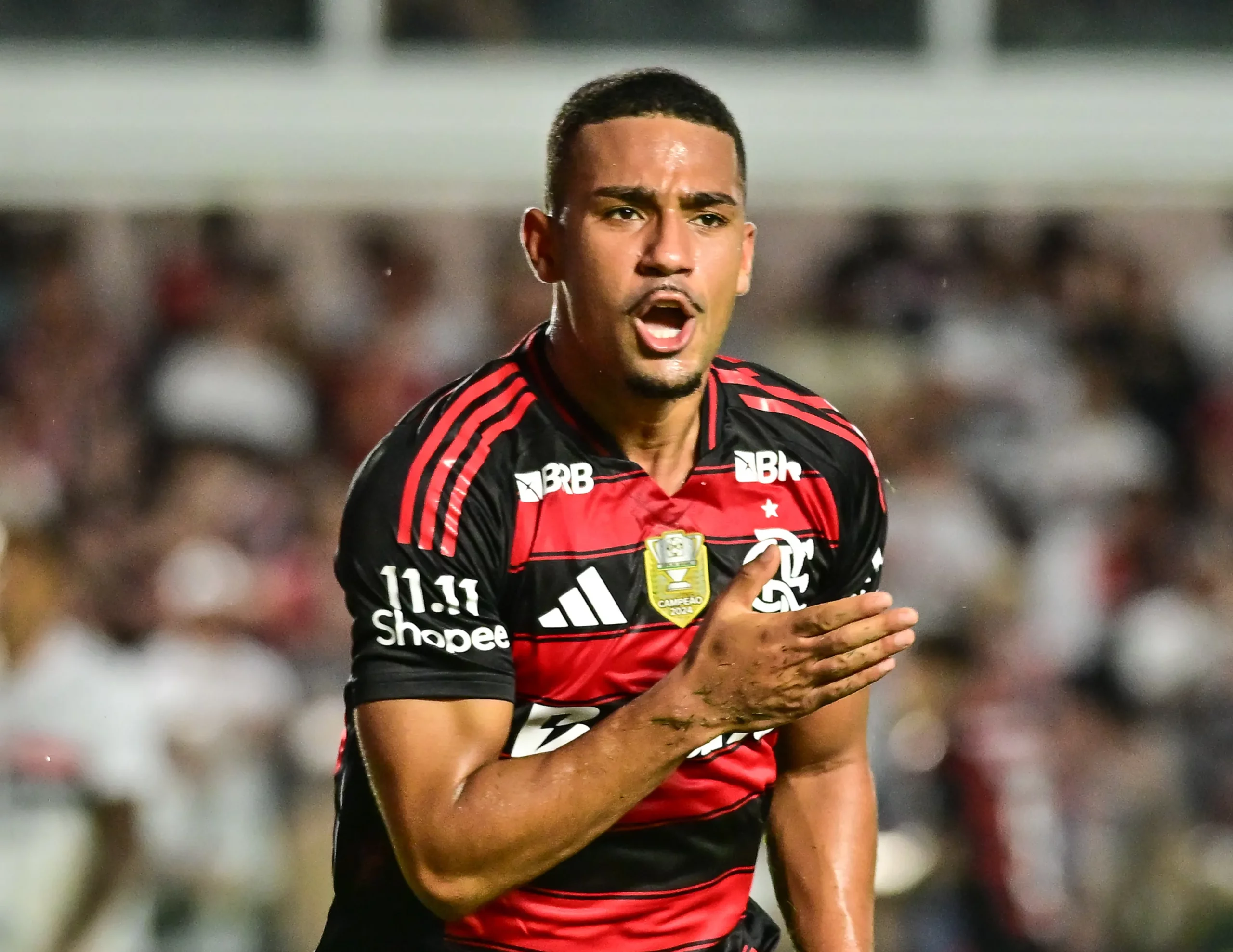 Samuel Lino tenta recuperar confiança no Flamengo. Foto: Jota Erre/AGIF