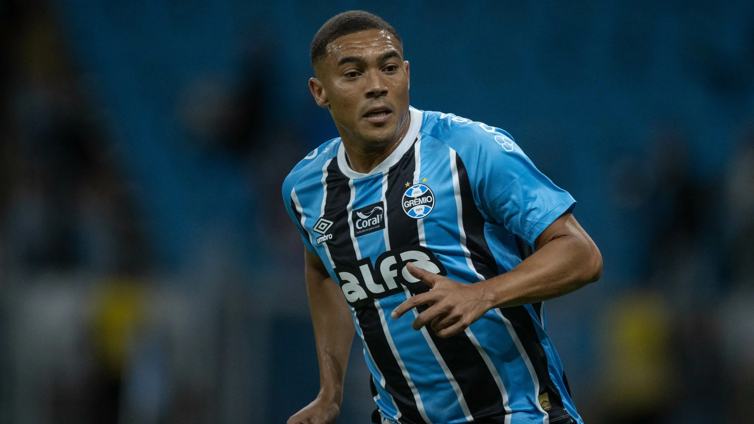 Carlos Vinícius vive fase de artilheiro no Grêmio - Foto: Liamara Polli/AGIF.