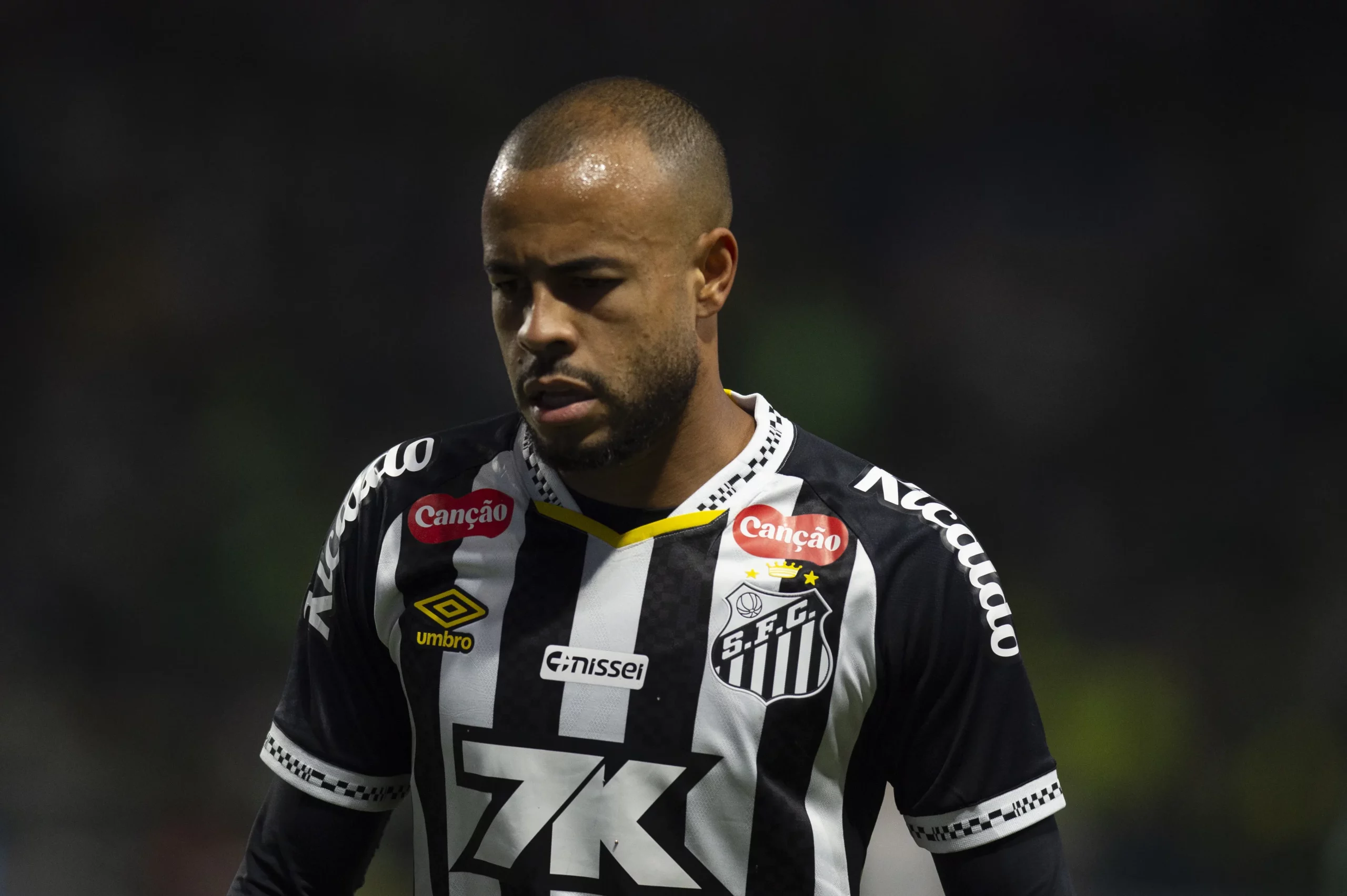 Mayke não convenceu Vojvoda e está de saída do Santos para 2026 – Foto: Anderson Romao/AGIF