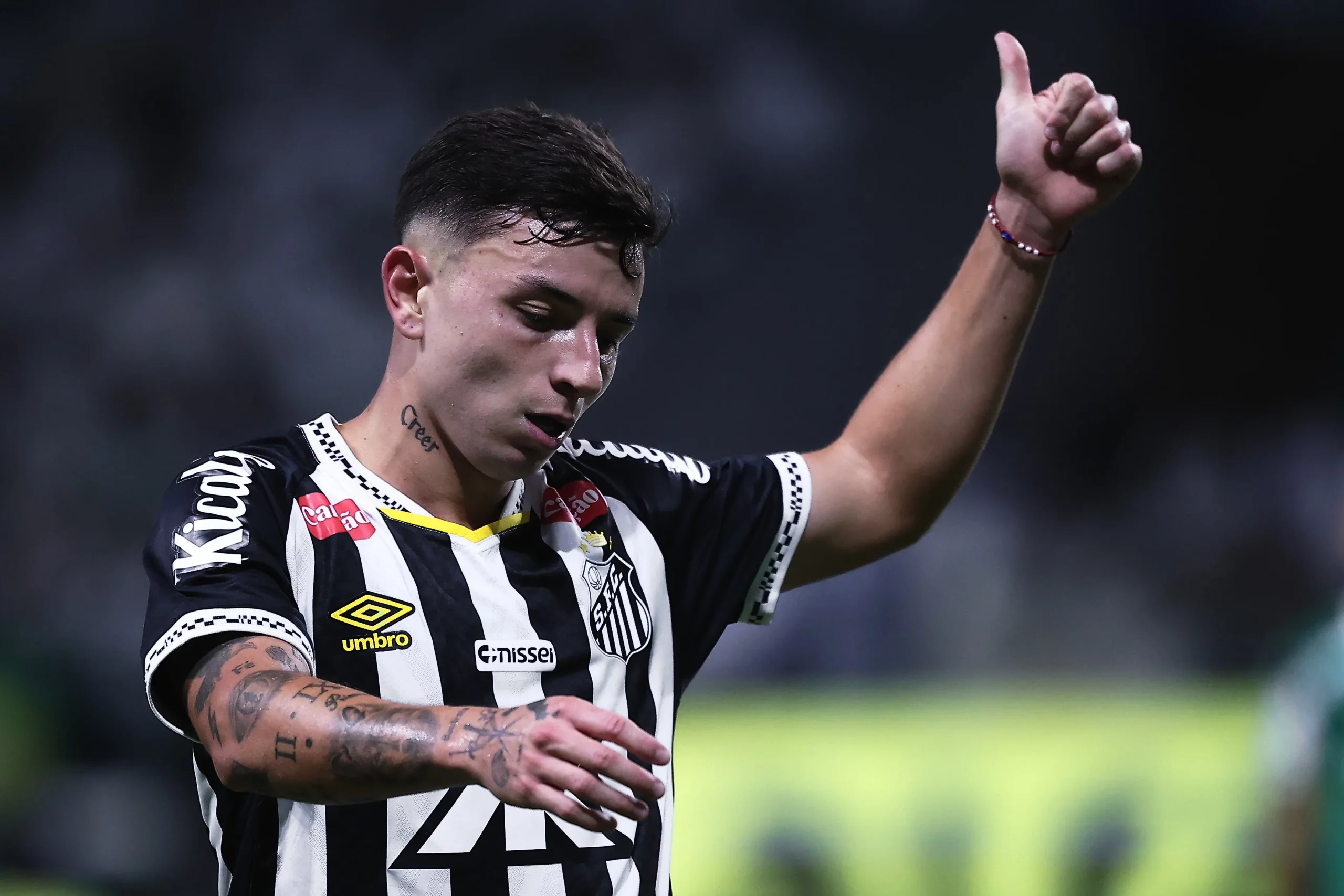 Argentino marcou nove gols no Brasileirão e foi adquirido em definitivo pelo Santos até 2028 – Foto: Ettore Chiereguini/AGIF