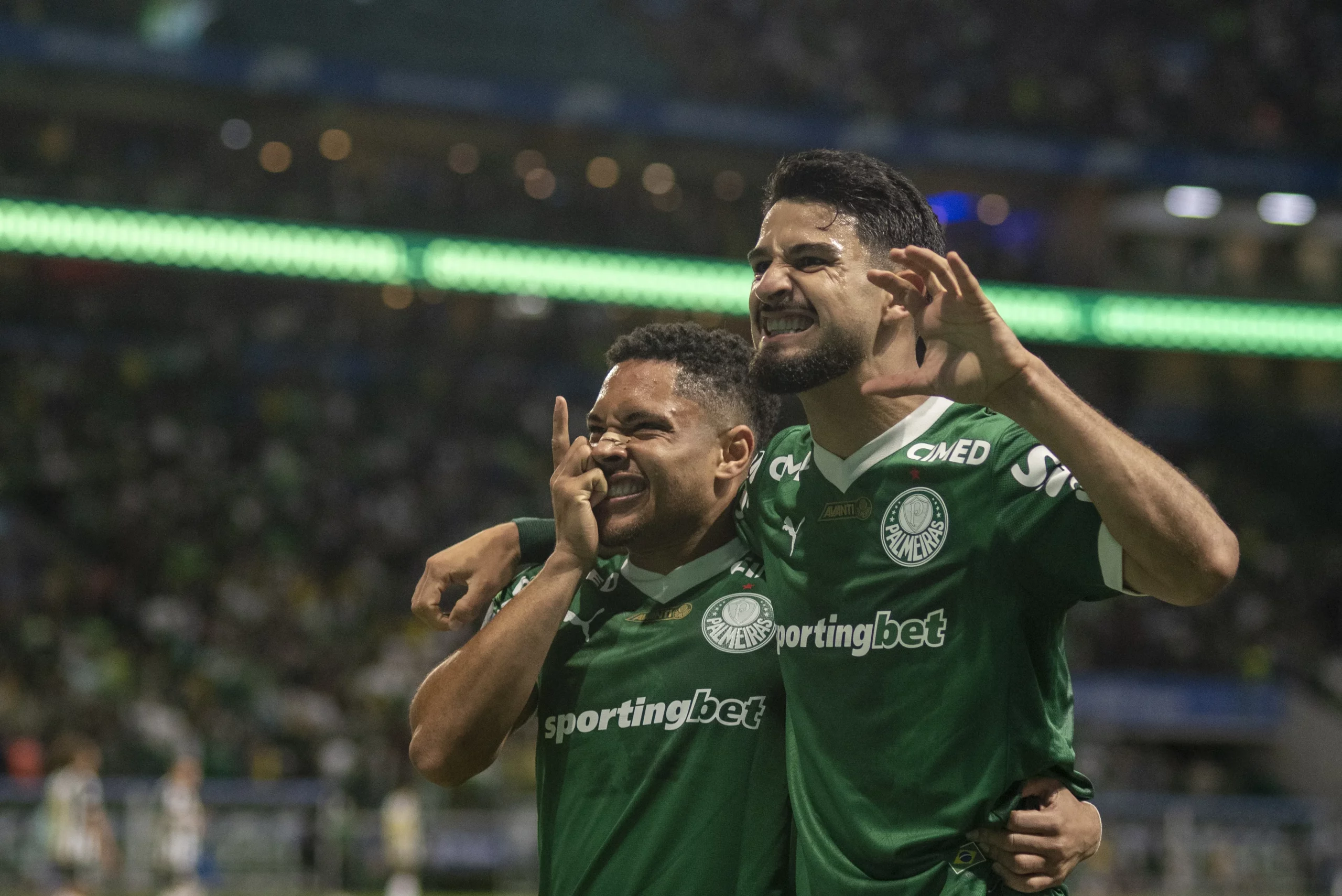 Vitor Roque e Flaco López em comemoração de gol – Foto: Anderson Romao/AGIF