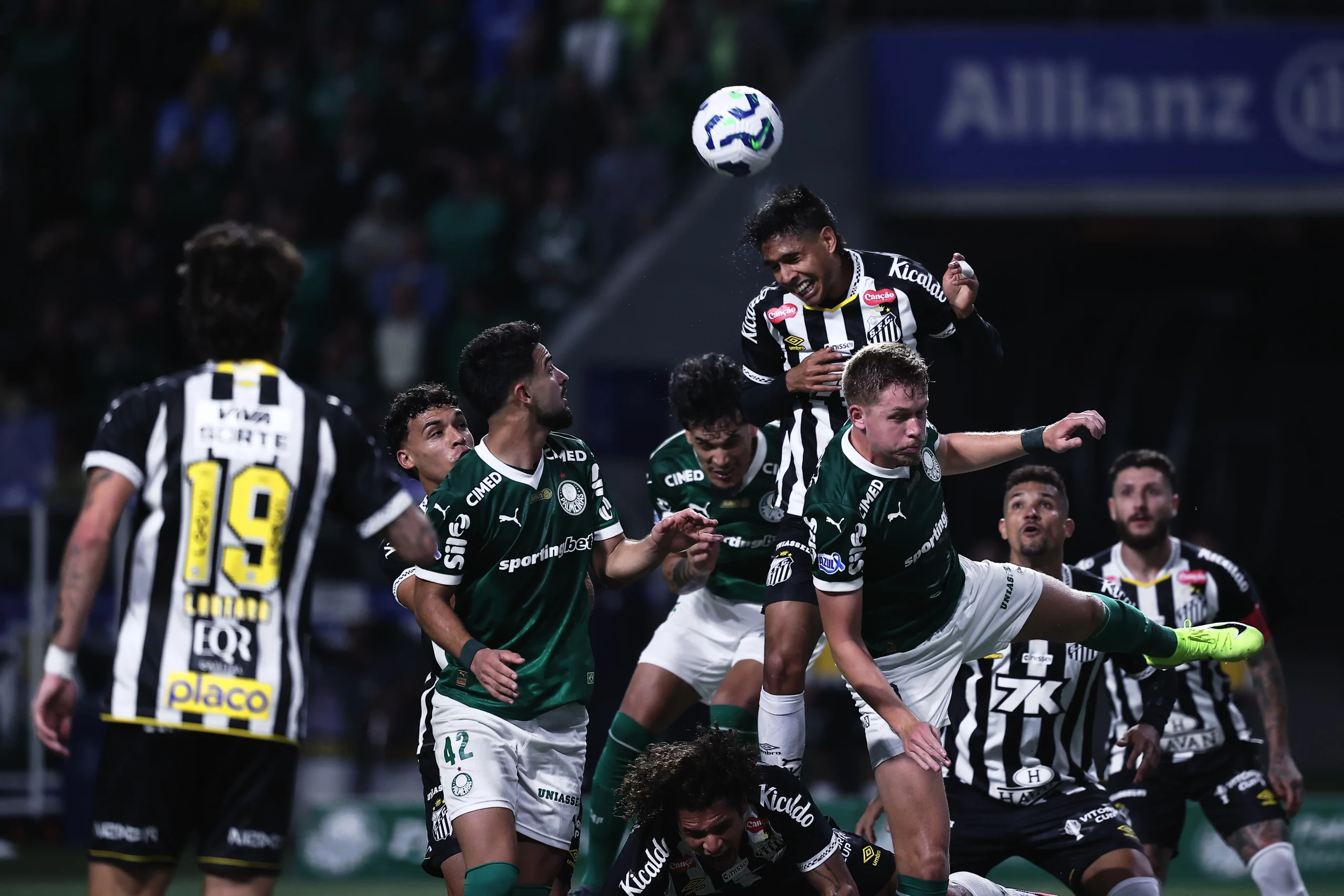 Bruno Fuchs jogador do Palmeiras disputa lance com Duarte jogador do Santos – Foto: Ettore Chiereguini/AGIF
