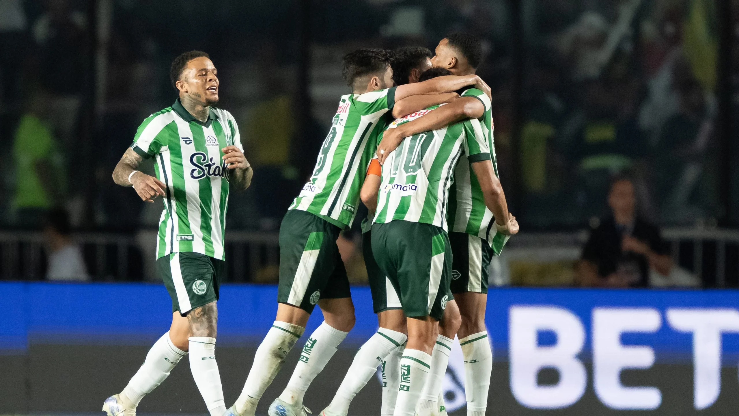 Jogadores do Juventude comemoram gol de Nenê contra o Vasco. Foto: Jorge Rodrigues/AGIF
