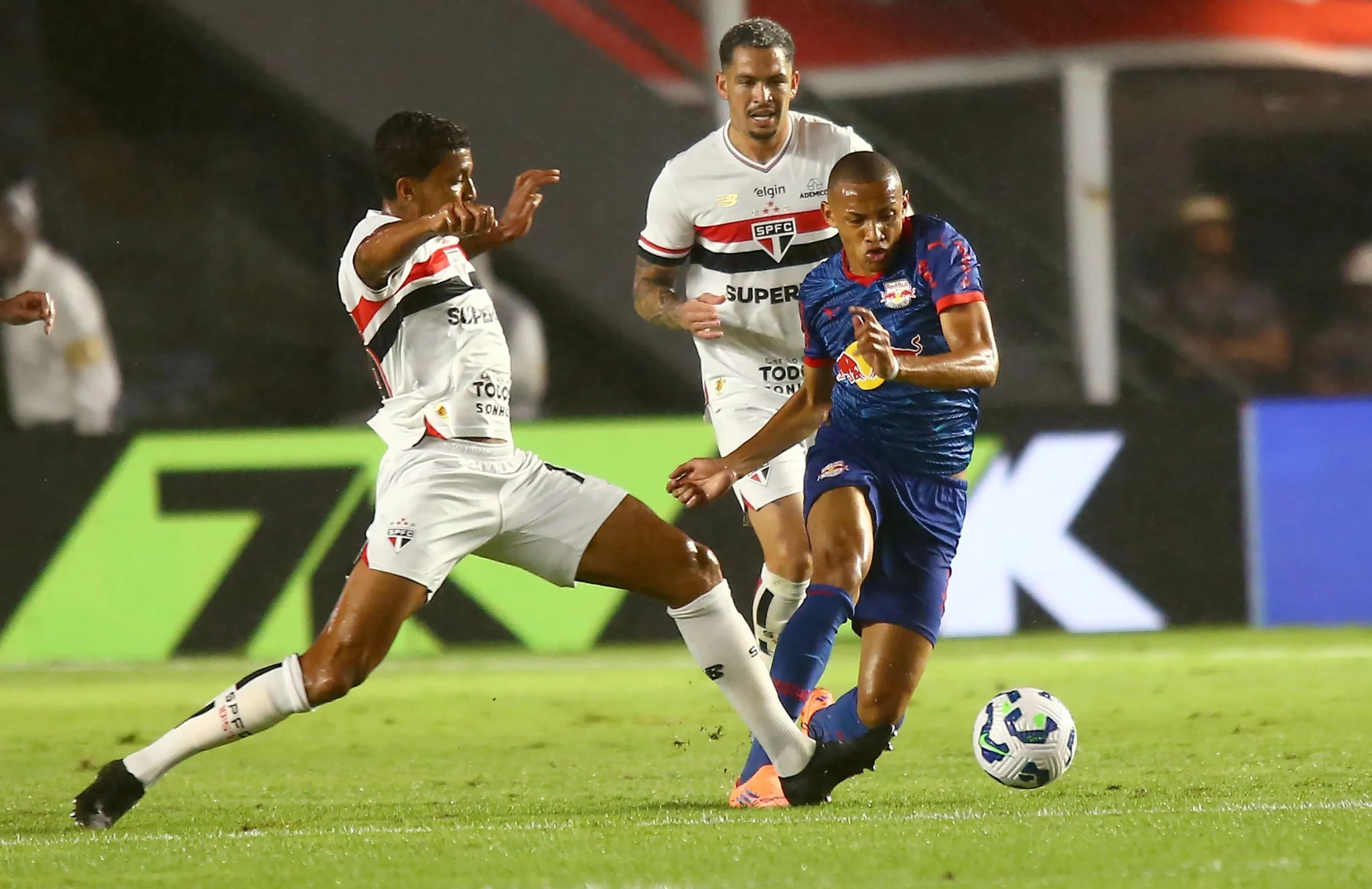SP – SANTOS – 08/11/2025 – BRASILEIRO A 2025, SAO PAULO X BRAGANTINO – Luis Gustavo jogador do Sao Paulo disputa lance com Jhon Jhon jogador do Bragantino durante partida no estadio Vila Belmiro pelo campeonato Brasileiro A 2025. Foto: Mauricio De Souza/AGIF