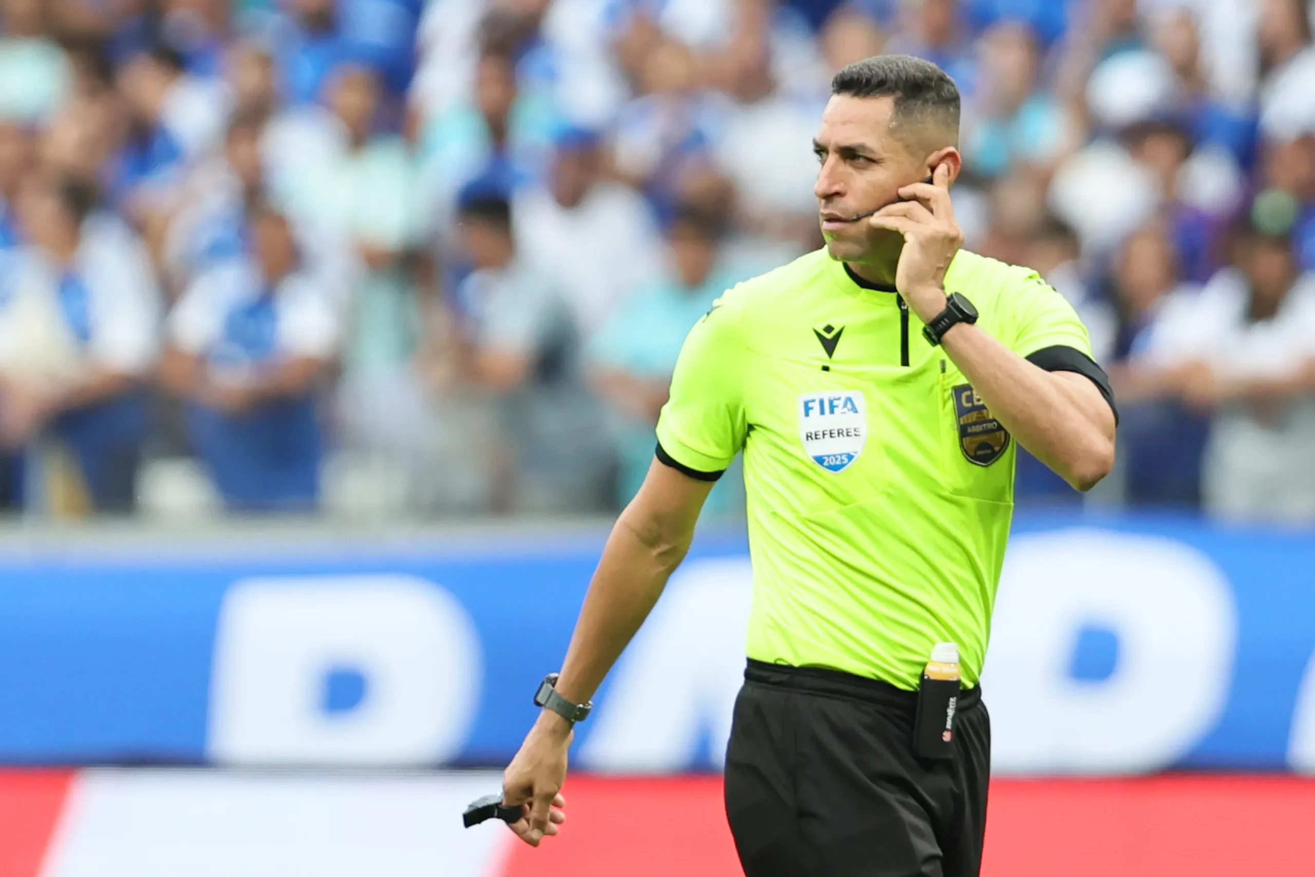 MG – BELO HORIZONTE – 09/11/2025 – BRASILEIRO A 2025, CRUZEIRO X FLUMINENSE – O arbitro Rodrigo Jose Pereira de Lima  durante partida entre Cruzeiro e Fluminense no estadio Mineirao pelo campeonato Brasileiro A 2025. Foto: Gilson Lobo/AGIF