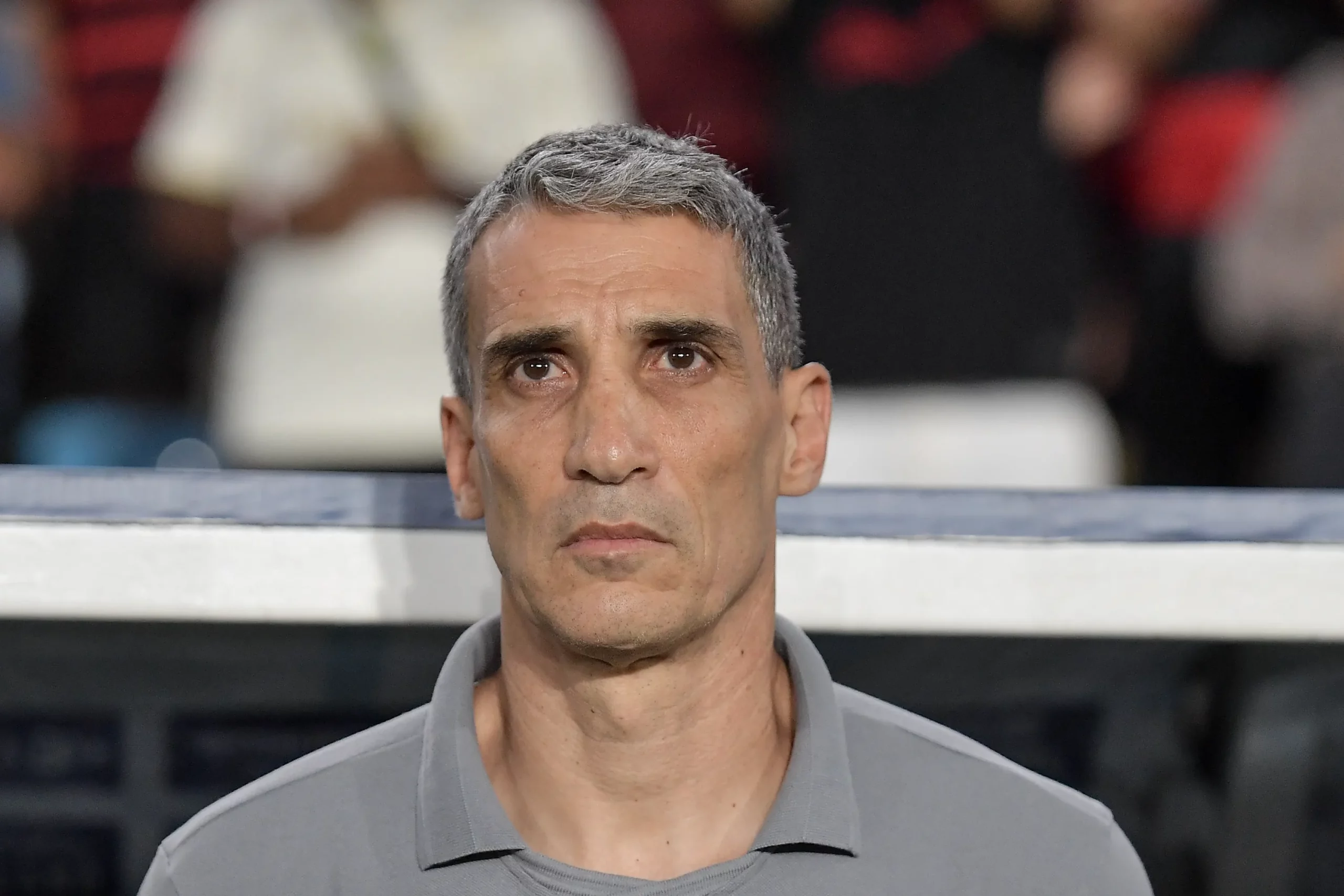 Juan Pablo Vojvoda, tecnico do Santos, durante partida contra o Flamengo no estadio Maracana pelo campeonato Brasileiro A 2025. Foto: Thiago Ribeiro/AGIF
