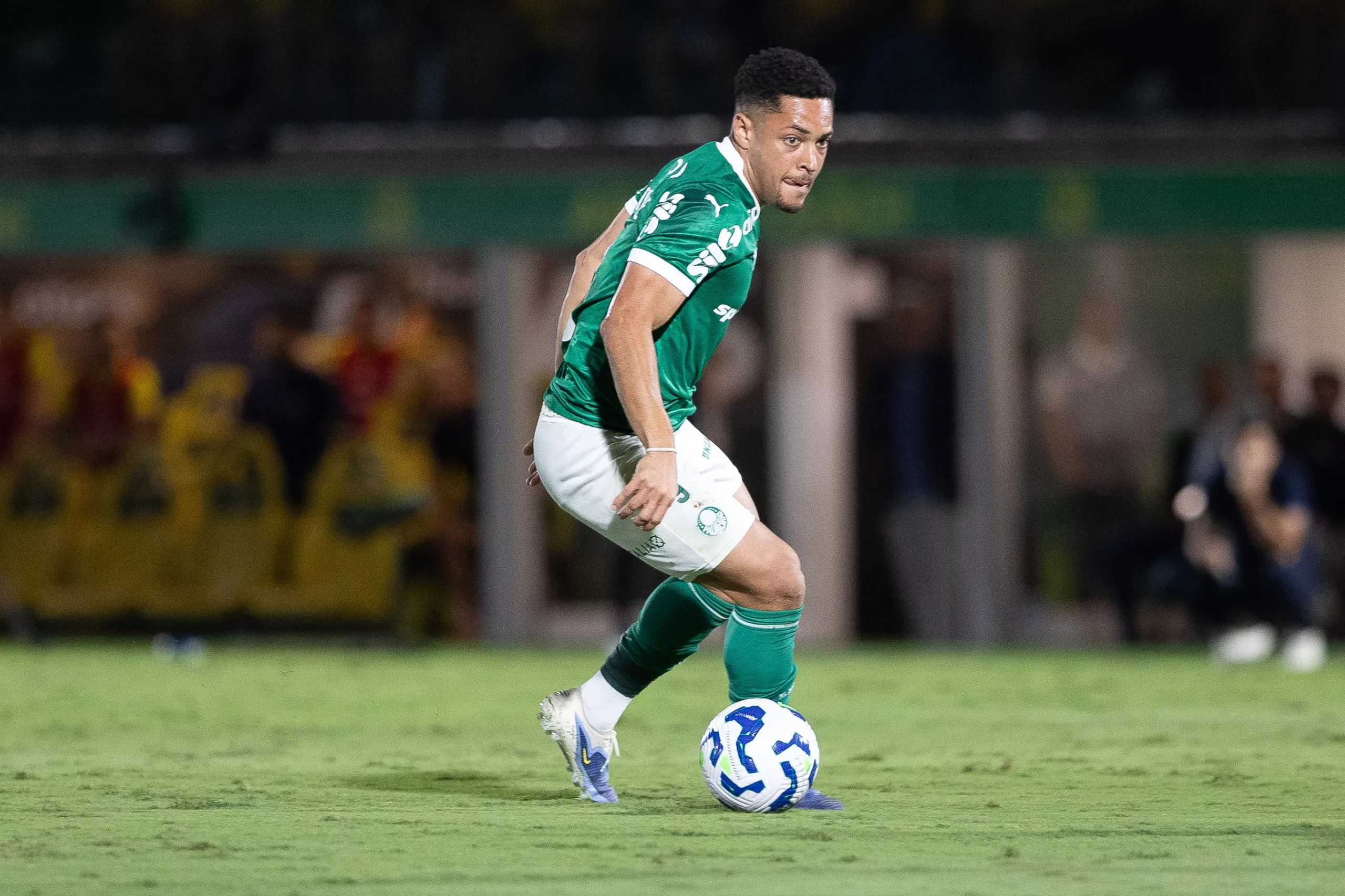 Vitor Roque jogador do Palmeiras durante partida contra o Palmeiras no estadio Jose Maria de Campos Maia pelo campeonato Brasileiro A 2025. Foto: Joisel Amaral/AGIF