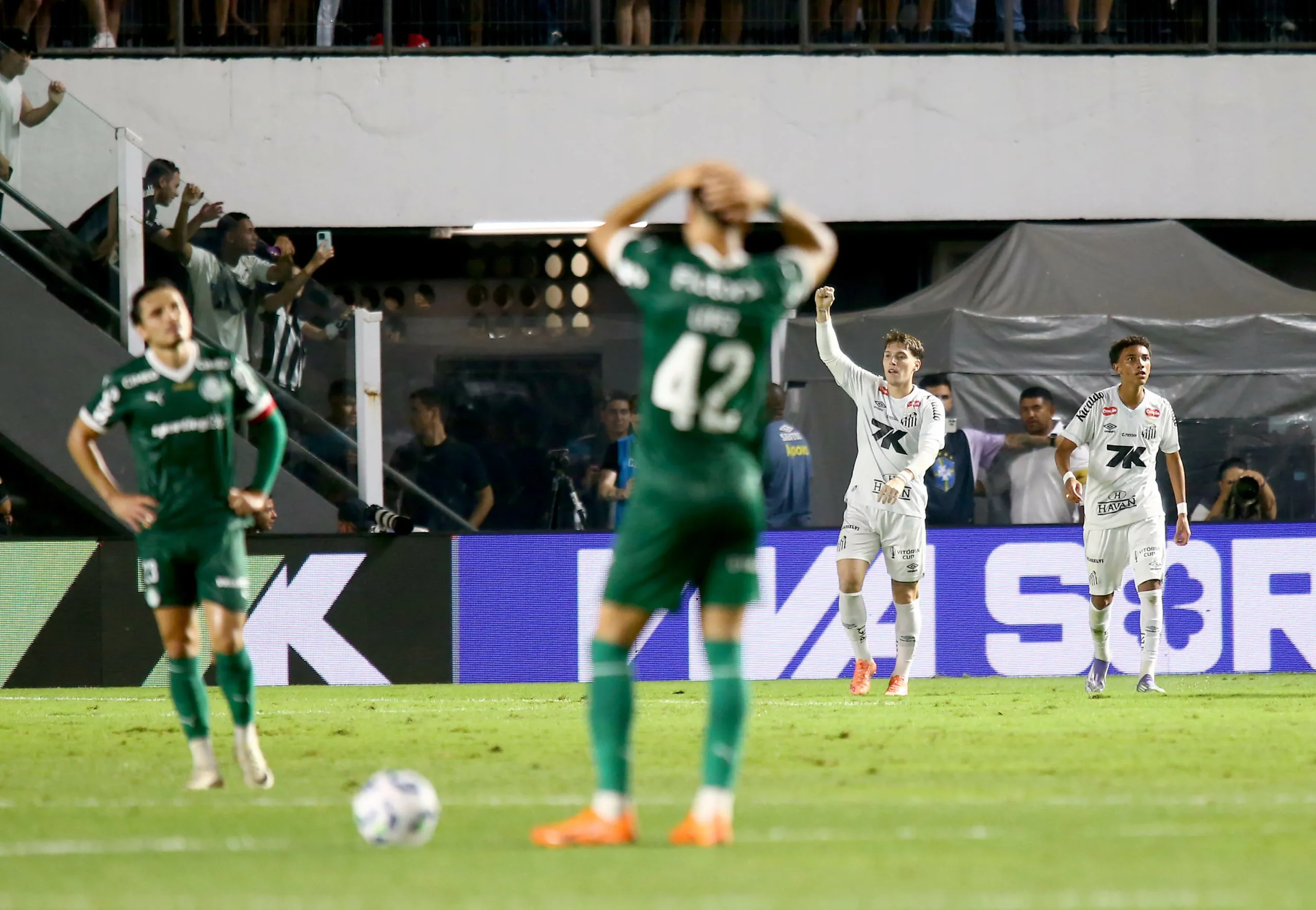 Palmeiras perde para o Santos e sai da liderança do Brasileirão Betano. Foto: Mauricio De Souza/AGIF