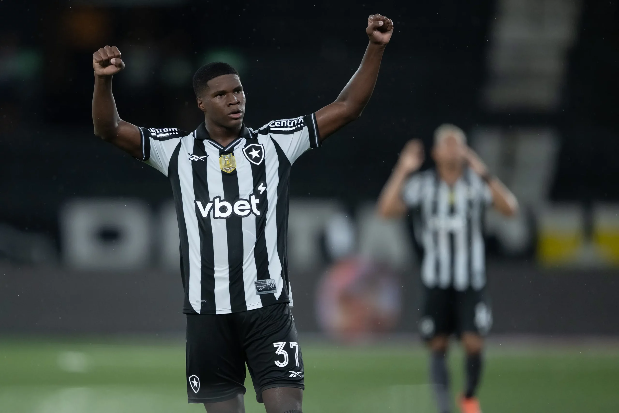RJ – RIO DE JANEIRO – 18/11/2025 – BRASILEIRO A 2025, BOTAFOGO X SPORT – Kadir jogador do Botafogo comemora vitoria apos partida contra o Sport no estadio Engenhao pelo campeonato Brasileiro A 2025.  Foto: Jorge Rodrigues/AGIF