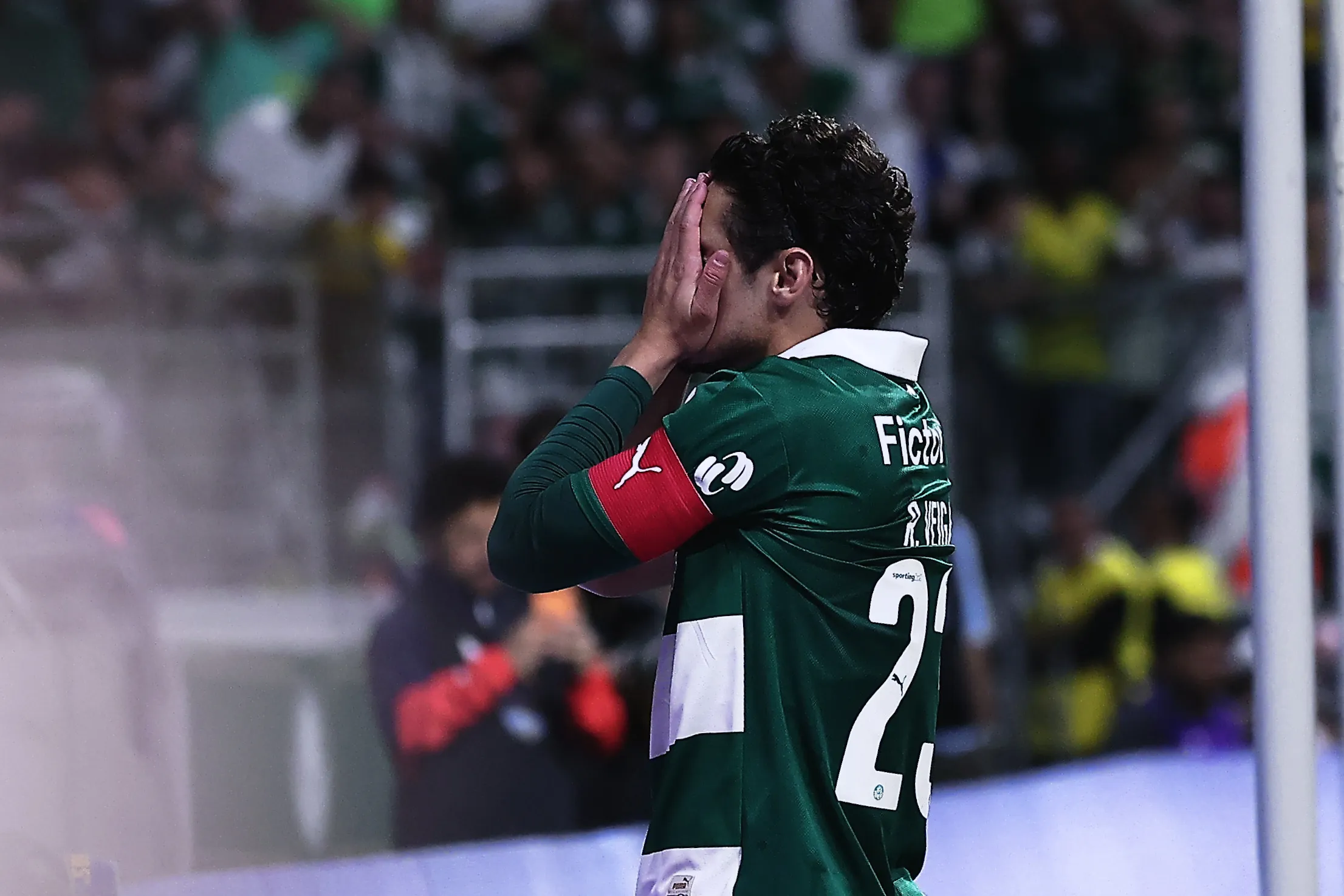 Raphael Veiga foi um dos piores do time do Palmeiras em 1º tempo contra o Vitória – Foto: Ettore Chiereguini/AGIF