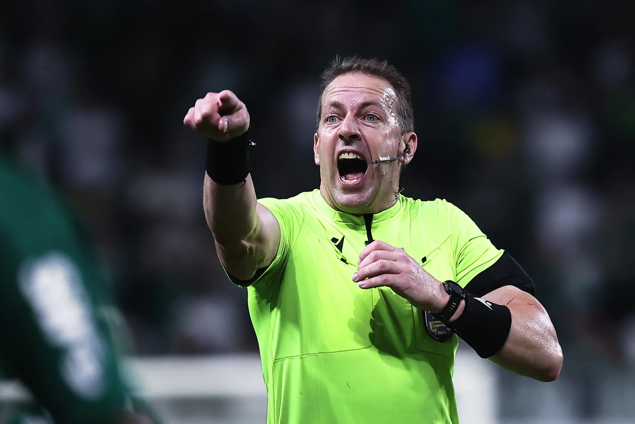 O arbitro Lucas Paulo Torezin durante partida entre Palmeiras e Vitoria no estadio Arena Allianz Parque pelo campeonato Brasileiro A 2025. Foto: Ettore Chiereguini/AGIF