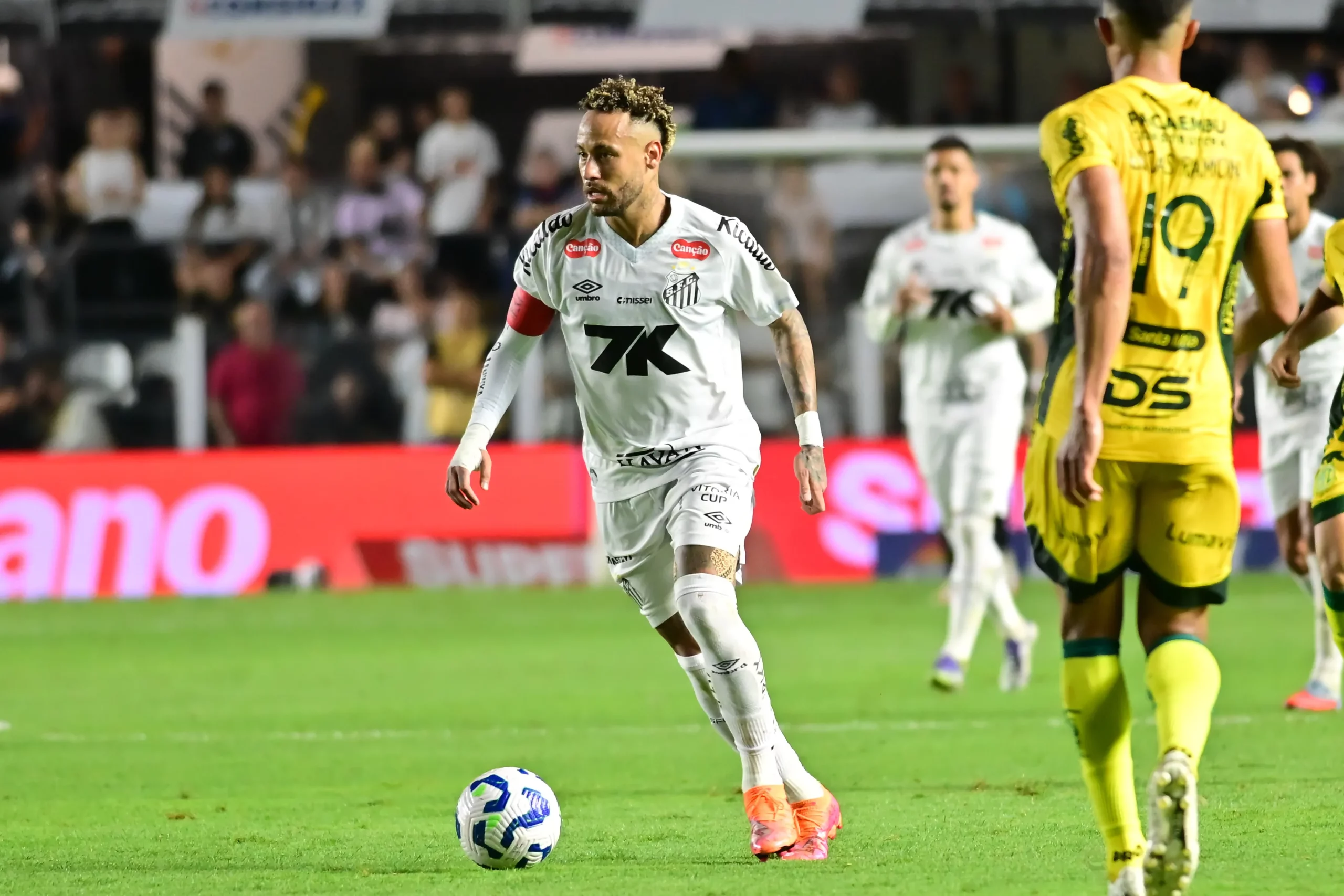 Neymar Jr. jogador do Santos durante partida contra o Mirassol no estadio Vila Belmiro pelo campeonato Brasileiro A 2025. Foto: Jota Erre/AGIF