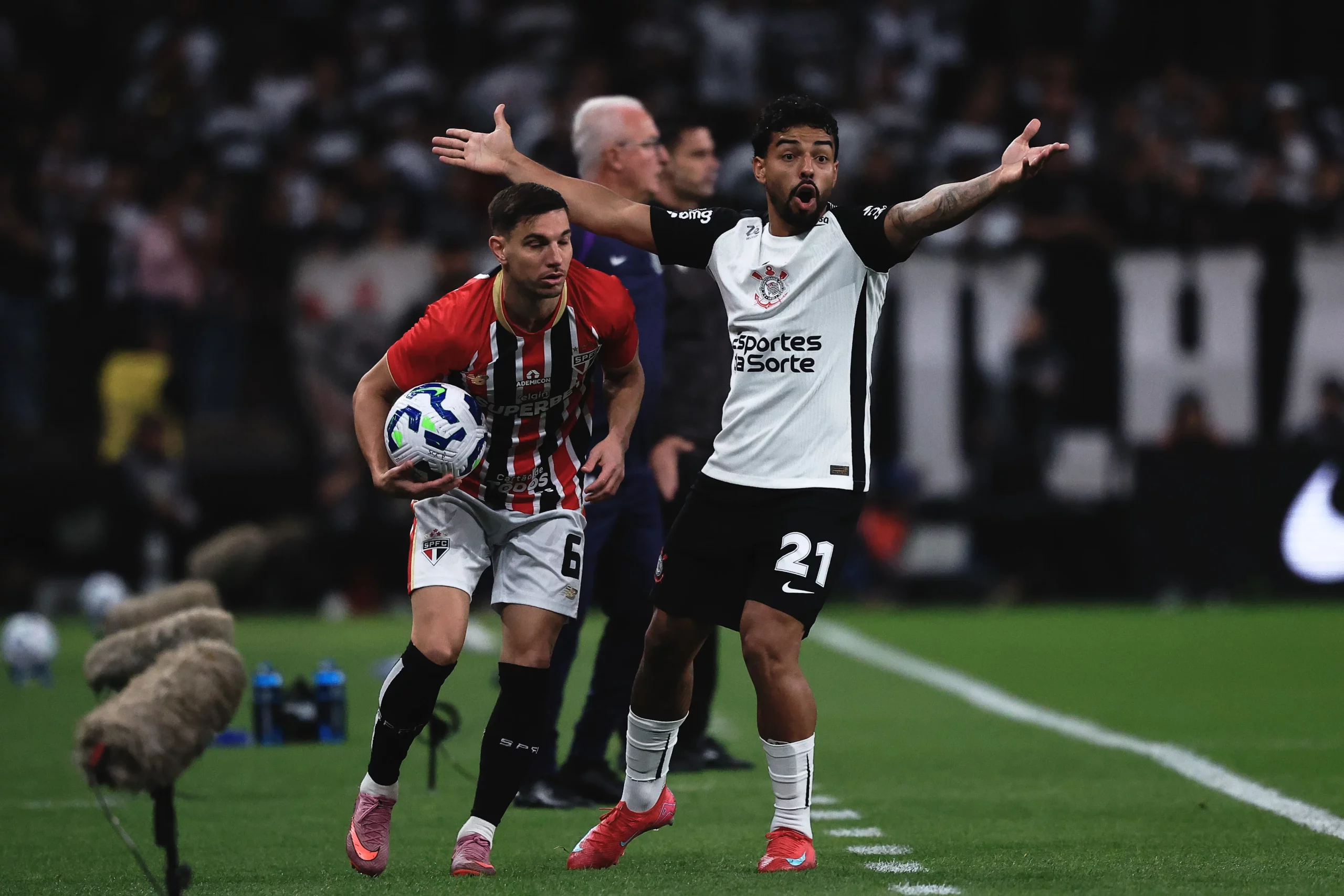 Matheus Bidu jogador do Corinthians reclama com a arbitragem durante partida contra o Sao Paulo no estadio Arena Corinthians pelo campeonato Brasileiro A 2025. Foto: Ettore Chiereguini/AGIF