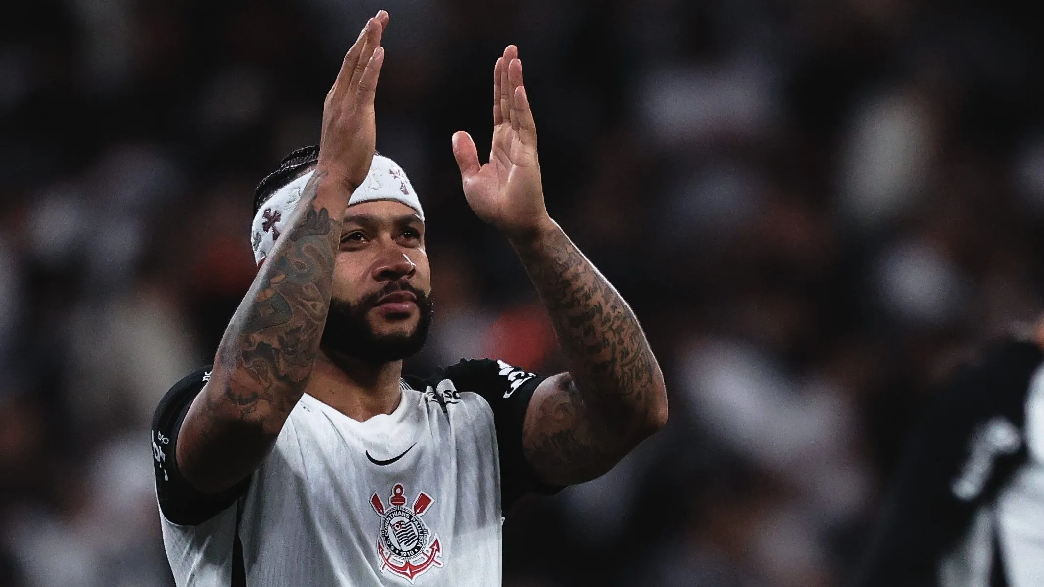 Memphis Depay fez um golaço e calou os críticos - Foto: Ettore Chiereguini/AGIF.
