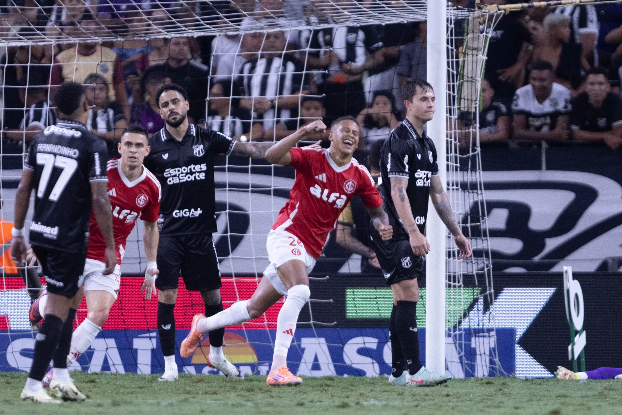 Vitinho comemora 1º gol do Inter após cruzamento de Mercado pela esquerda – Foto: Baggio Rodrigues/AGIF