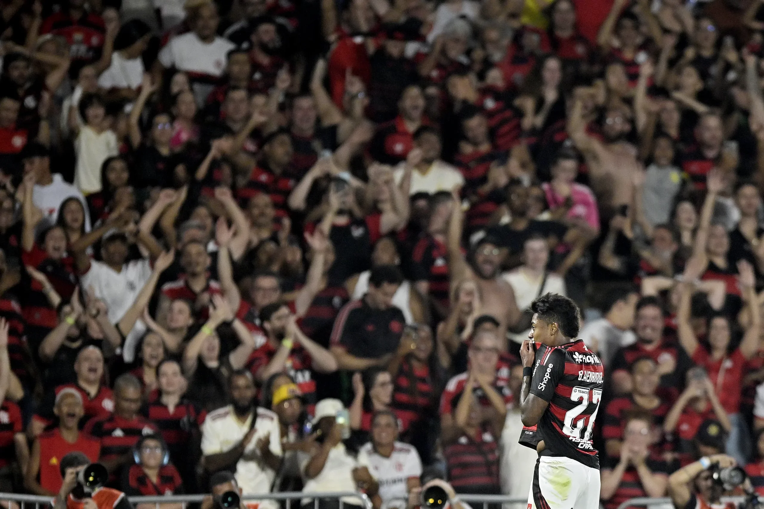 Bruno Henrique jogador do Flamengo comemora seu gol com jogadores do seu time durante partida contra o Bragantino no estadio Maracana pelo campeonato Brasileiro A 2025. Foto: Alexandre Loureiro/AGIF