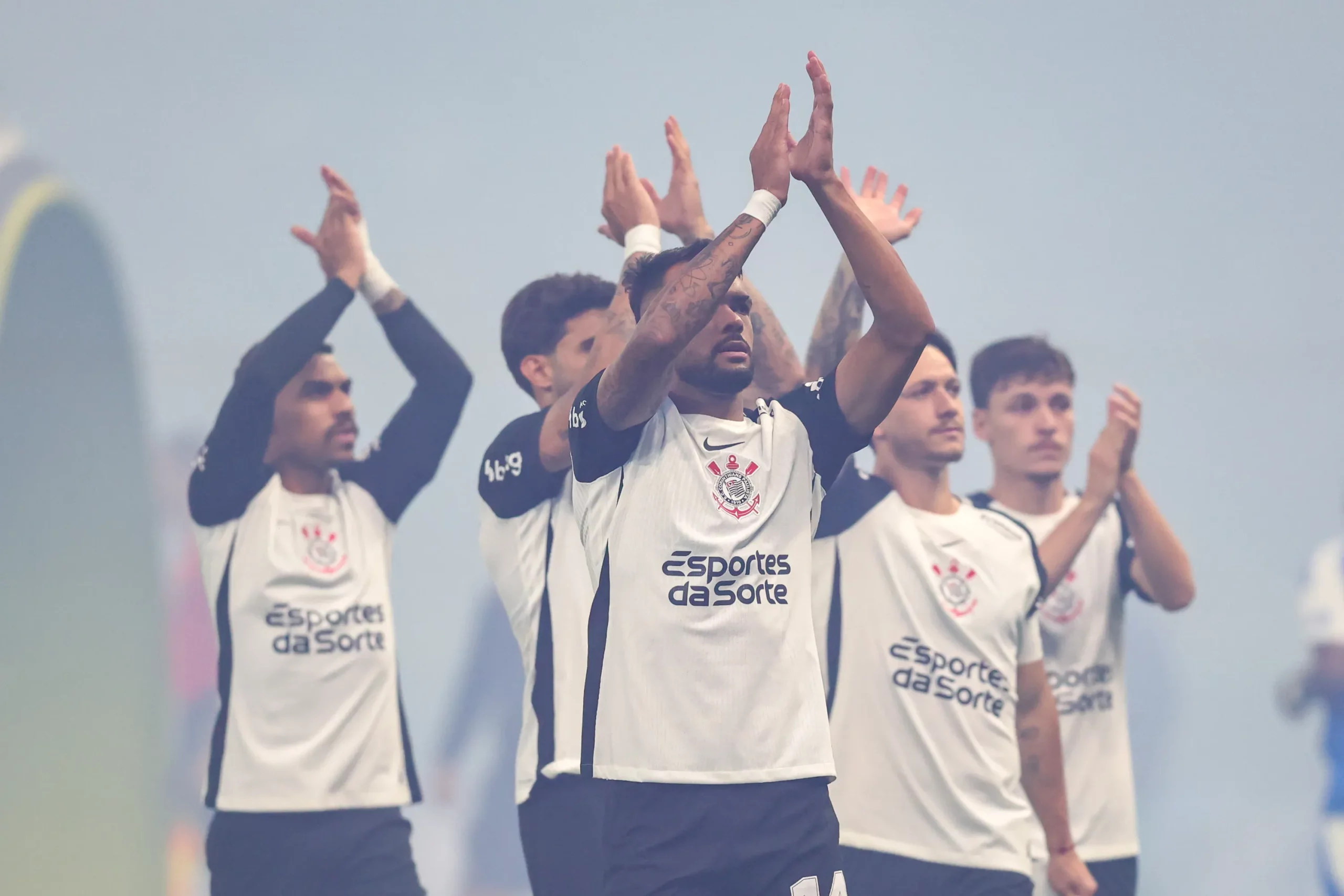 Jogadores do Corinthians durante entrada em campo para partida contra o Cruzeiro no estadio Mineirao pelo campeonato Brasileiro A 2025. Foto: Gilson Lobo/AGIF