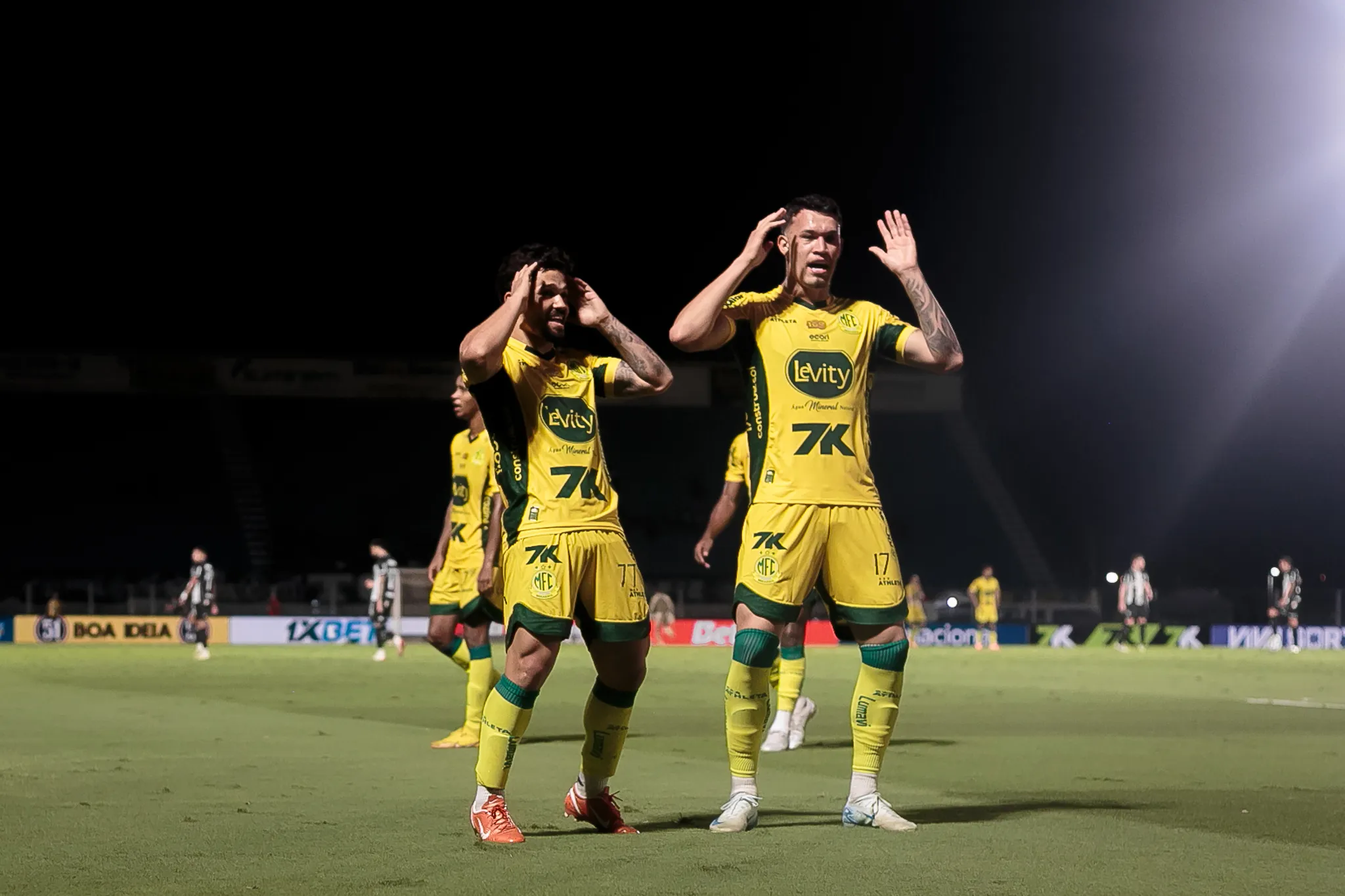 Alesson Jogador do Mirassol comemora seu gol durante partida contra o Ceara no estádio Jose Maria de Campos Maia pelo campeonato Brasileiro A 2025. Foto: Vinicius Silva/AGIF