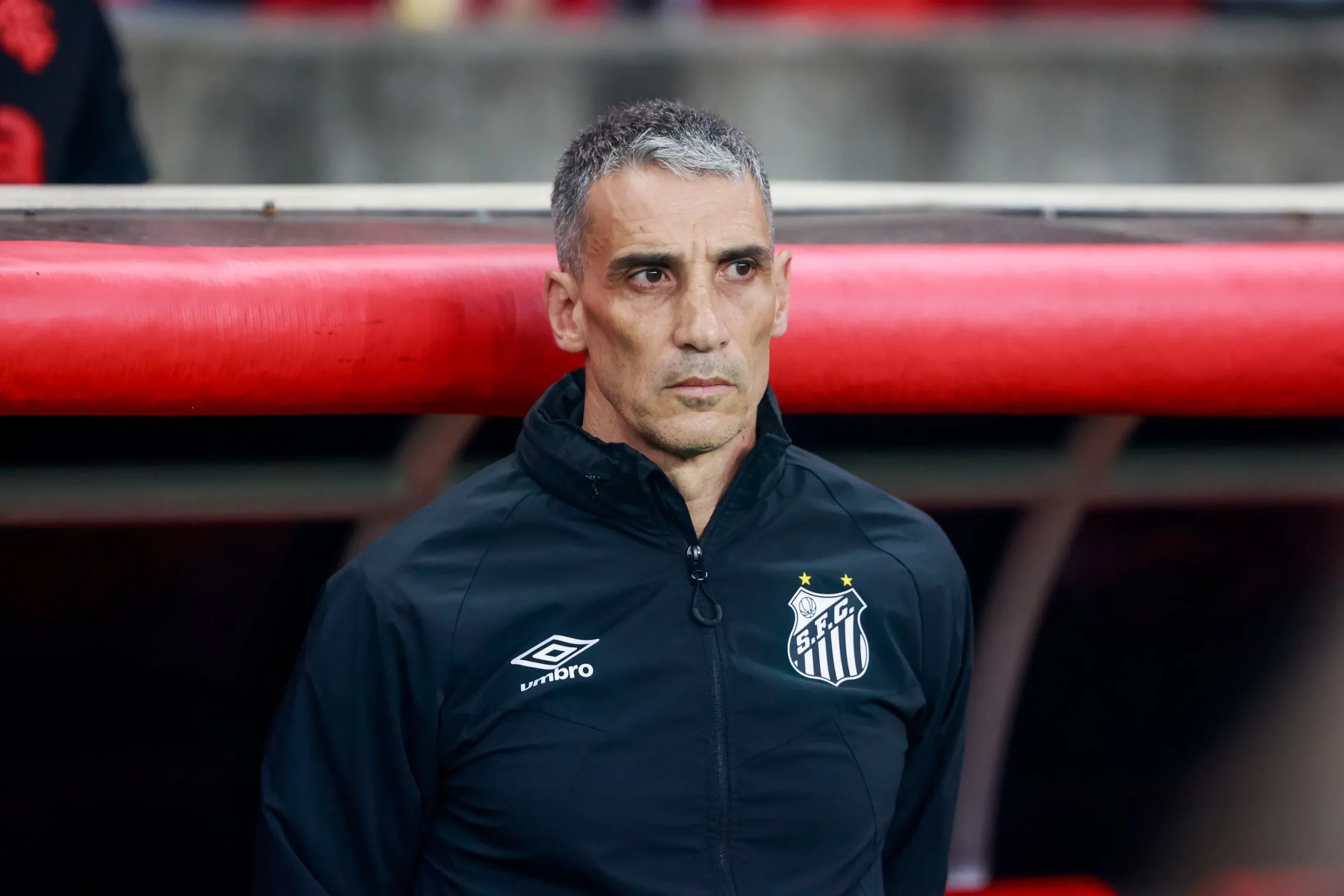 Juan Pablo Vojvoda tecnico do Santos durante partida contra o Internacional no estadio Beira-Rio pelo campeonato Brasileiro A 2025. Foto: Luiz Erbes/AGIF