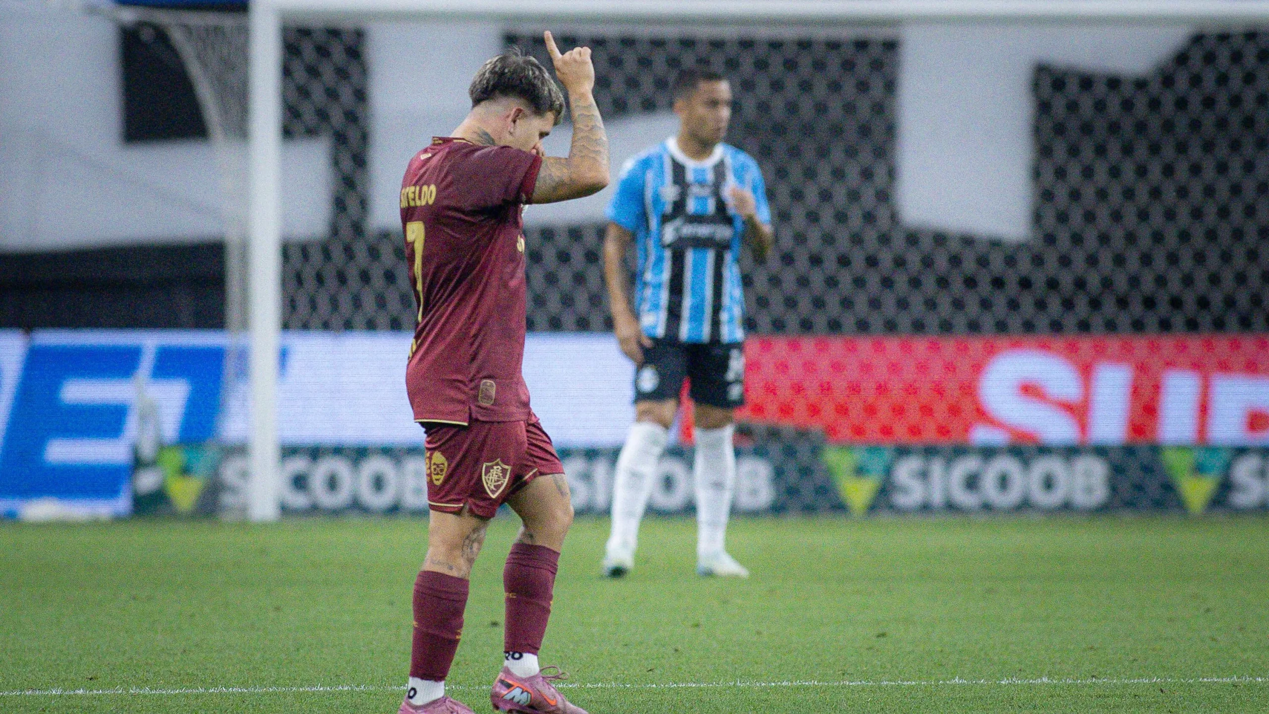 Yeferson Soteldo, jogador do Fluminense, comemora seu gol durante partida contra o Gremio no estadio Arena do Gremio pelo campeonato Brasileiro A 2025. Foto: Maxi Franzoi/AGIF