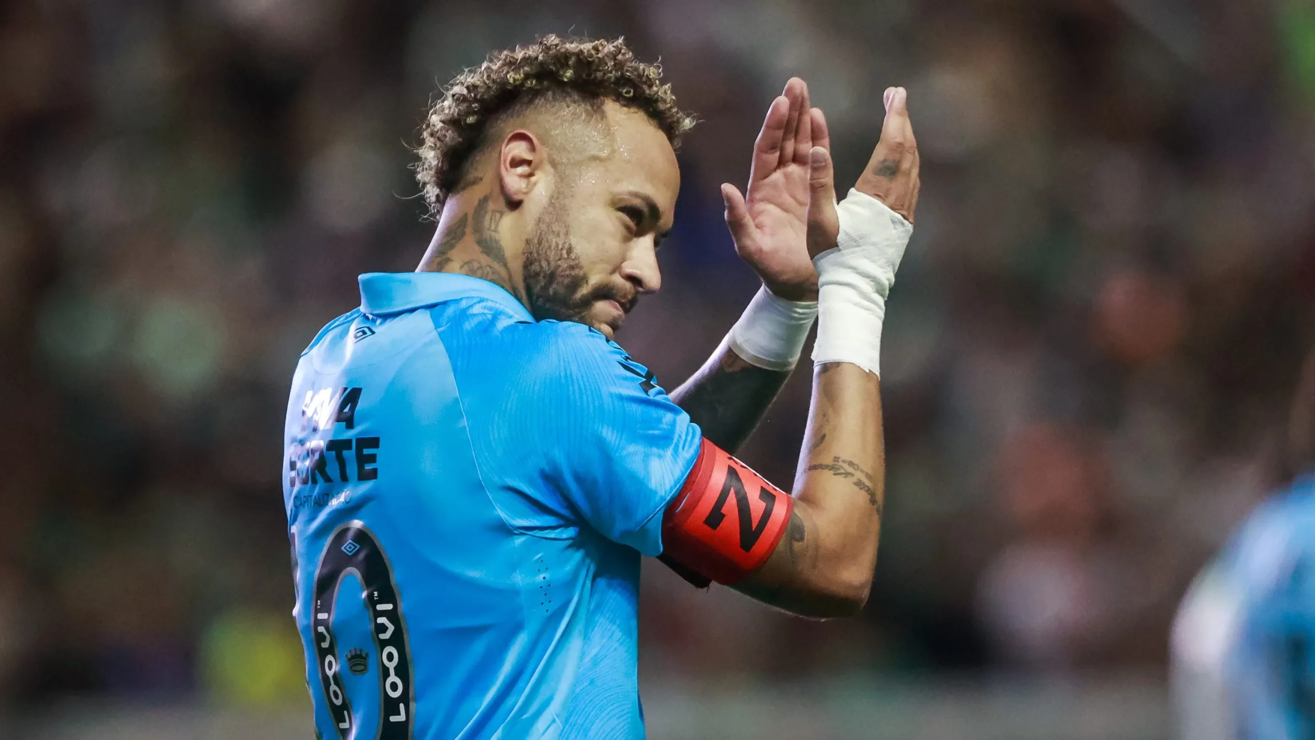Neymar jogador do Santos durante partida contra o Juventude no estadio Alfredo Jaconi pelo campeonato Brasileiro A 2025. Foto: Luiz Erbes/AGIF