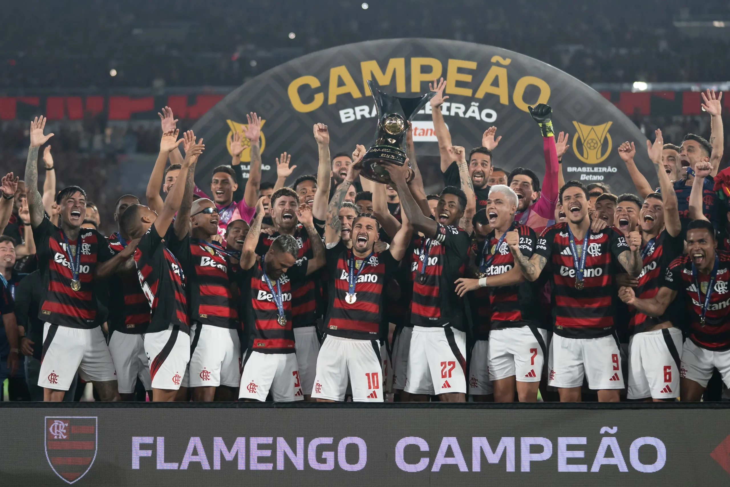 RArrascaeta jogador do Flamengo levanta a taca de campeao durante cerimonia de premiacao ao final da partida contra o Ceara no estadio Maracana pela decisao do campeonato Brasileiro A 2025. Foto: Jorge Rodrigues/AGIF