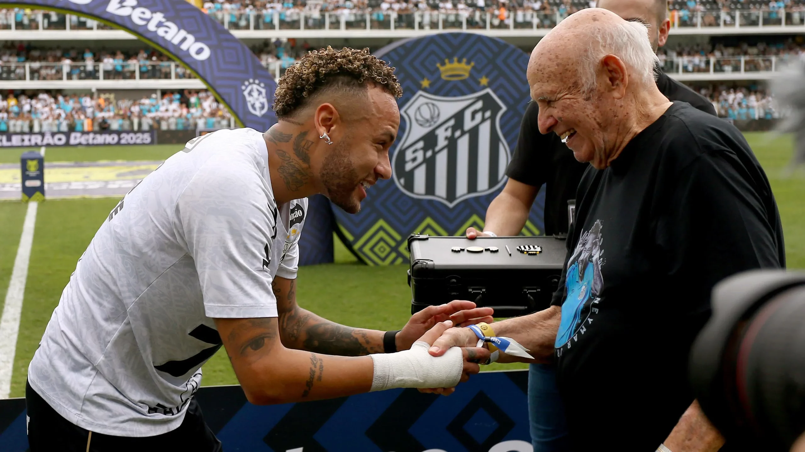 SP – SANTOS – 07/12/2025 – BRASILEIRO A 2025, SANTOS X CRUZEIRO – Neymar Jr recebe homenagem  do Santos no estadio Vila Belmiro pelo campeonato Brasileiro A 2025(junto  com PEPE) . Foto: Mauricio De Souza/AGIF
