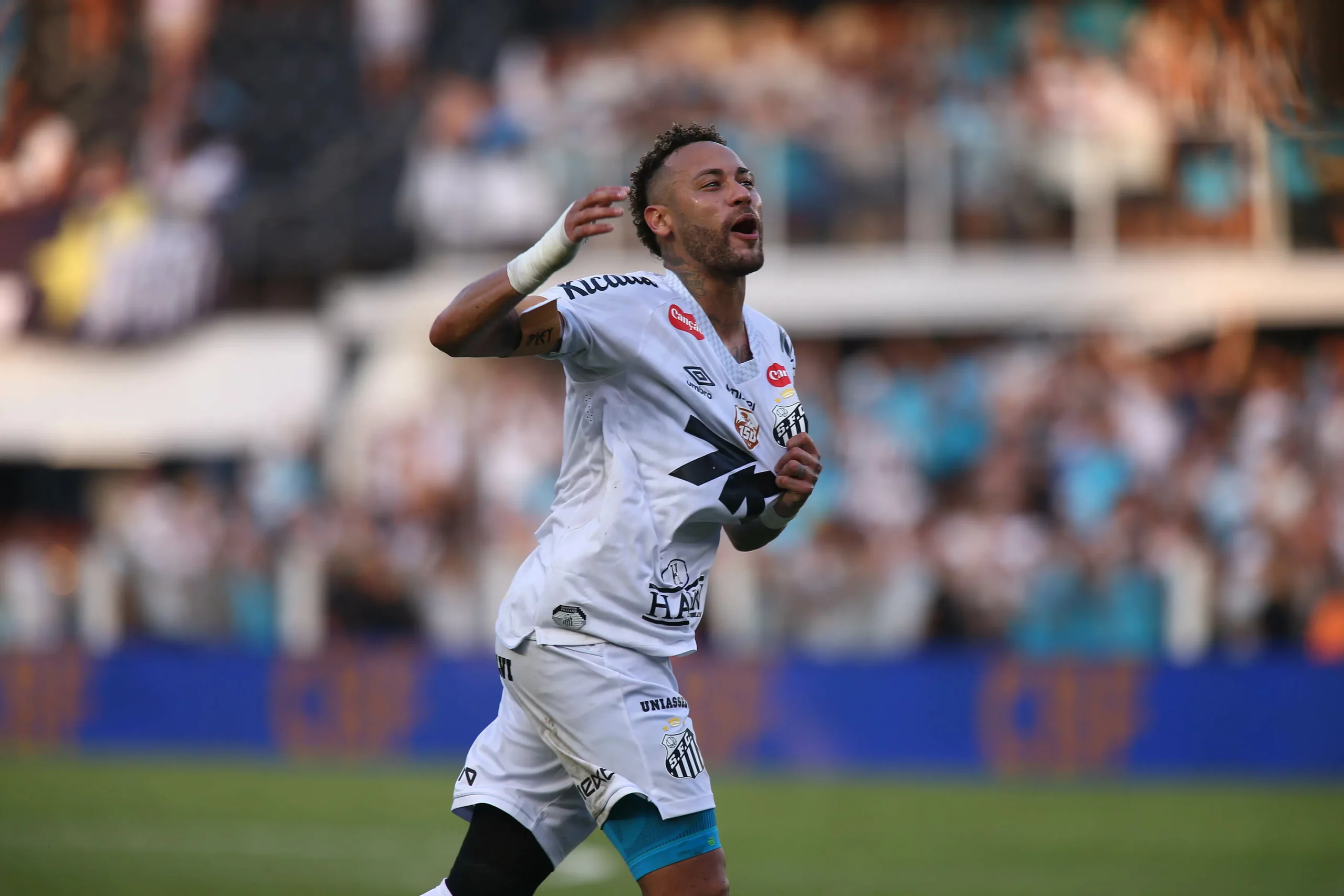 Neymar, do Santos, comemora vitoria ao final da partida contra o Cruzeiro no estadio Vila Belmiro pelo campeonato Brasileiro A 2025. Foto: Mauricio De Souza/AGIF