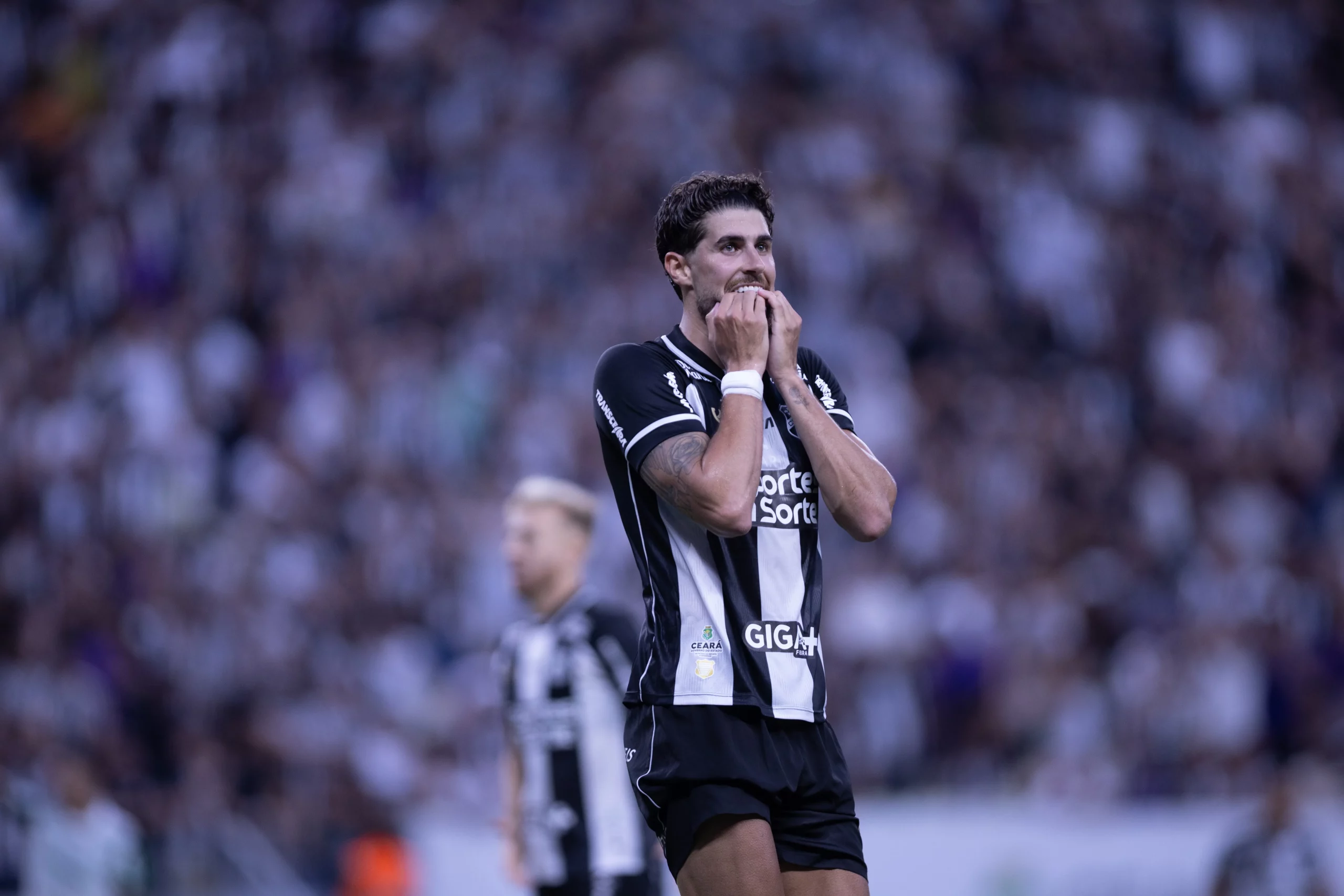 CE – FORTALEZA – 07/12/2025 – BRASILEIRO A 2025, CEARA X PALMEIRAS – pedro Raul  jogador do Ceara lamenta durante partida contra o Palmeiras no estadio Arena Castelao pelo campeonato Brasileiro A 2025. Foto: Baggio Rodrigues/AGIF