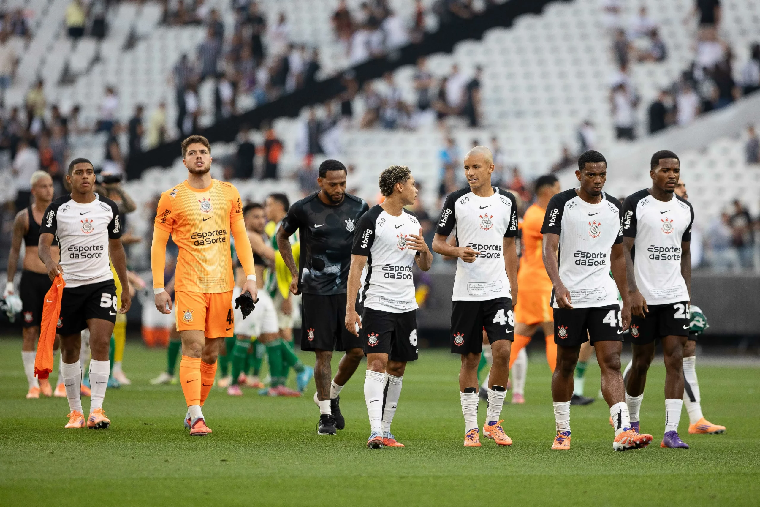 SP – SAO PAULO – 07/12/2025 – BRASILEIRO A 2025, CORINTHIANS X JUVENTUDE –  jogador do Corinthians deixa o campo apos partida contra o Juventude no estadio Arena Corinthians pelo campeonato Brasileiro A 2025. Foto: Joisel Amaral/AGIF