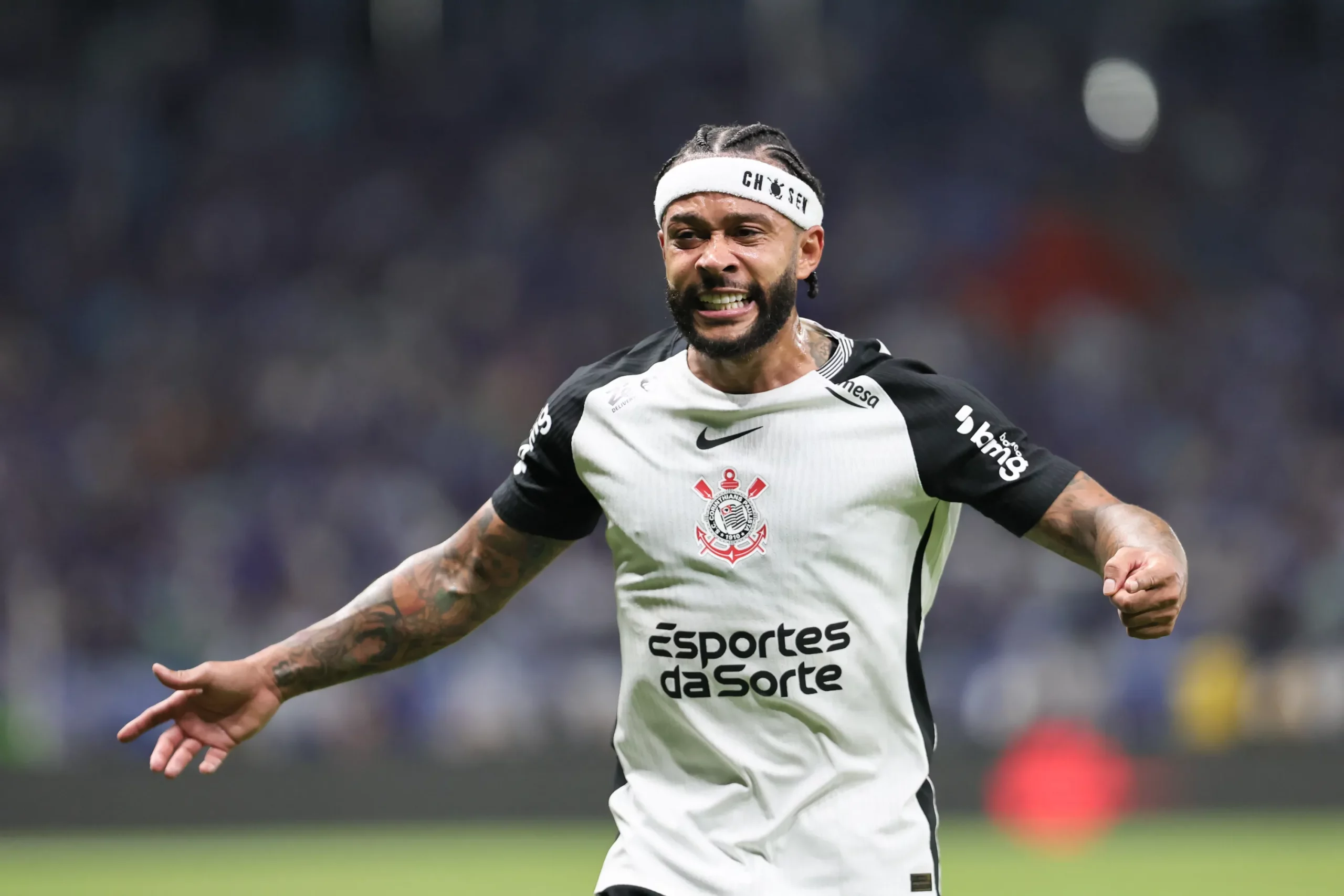 Memphis Depay jogador do Corinthians comemora seu gol durante partida contra o Cruzeiro. Foto: Gilson Lobo/AGIF