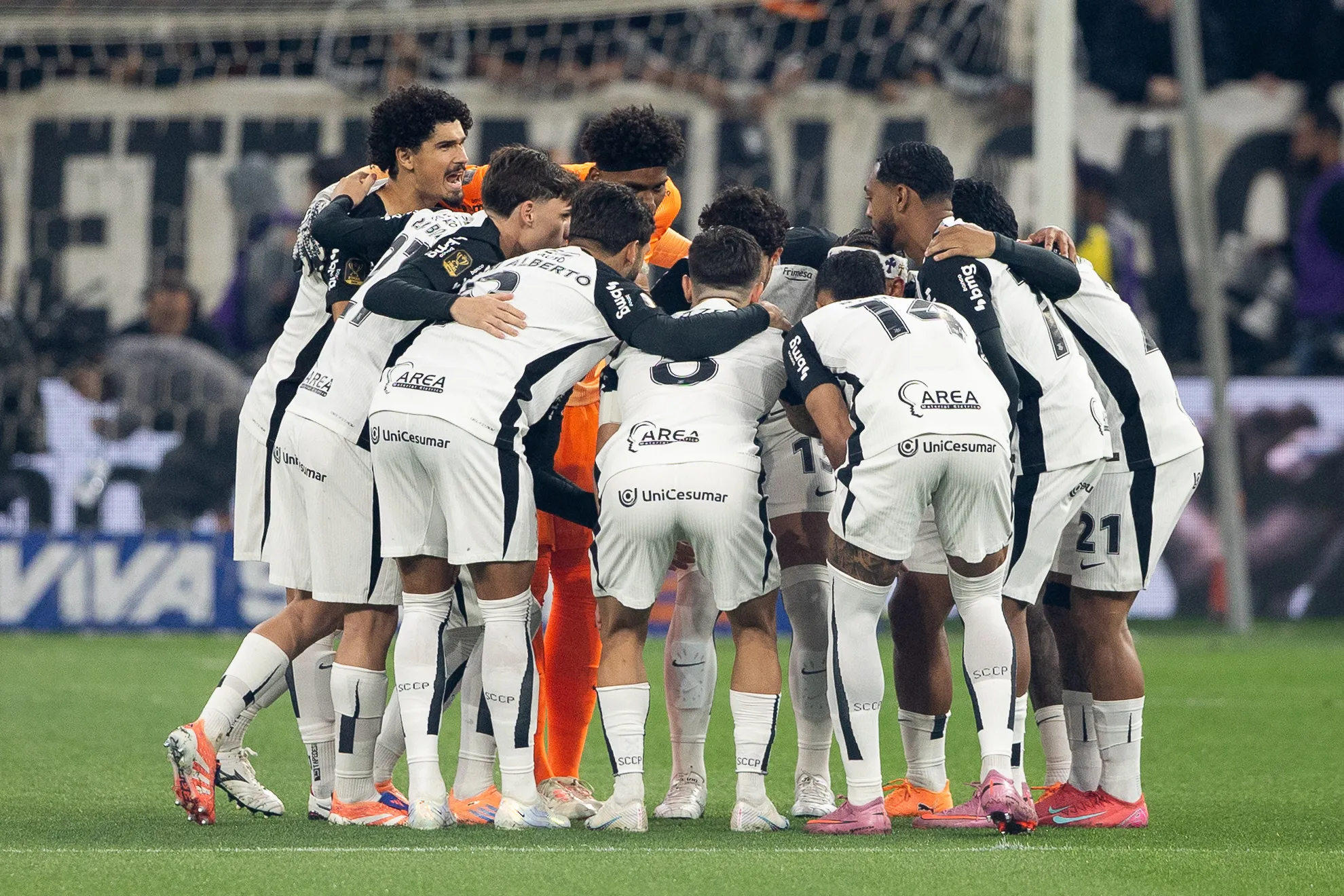 SP – SAO PAULO – 17/12/2025 – COPA DO BRASIL 2025, CORINTHIANS X VASCO – Jogadores do Corinthians SE REUNEM EM CAMPO ANTES DO INICIO partida contra o Vasco no estadio Arena Corinthians pelo campeonato Copa Do Brasil 2025. Foto: Joisel Amaral/AGIF