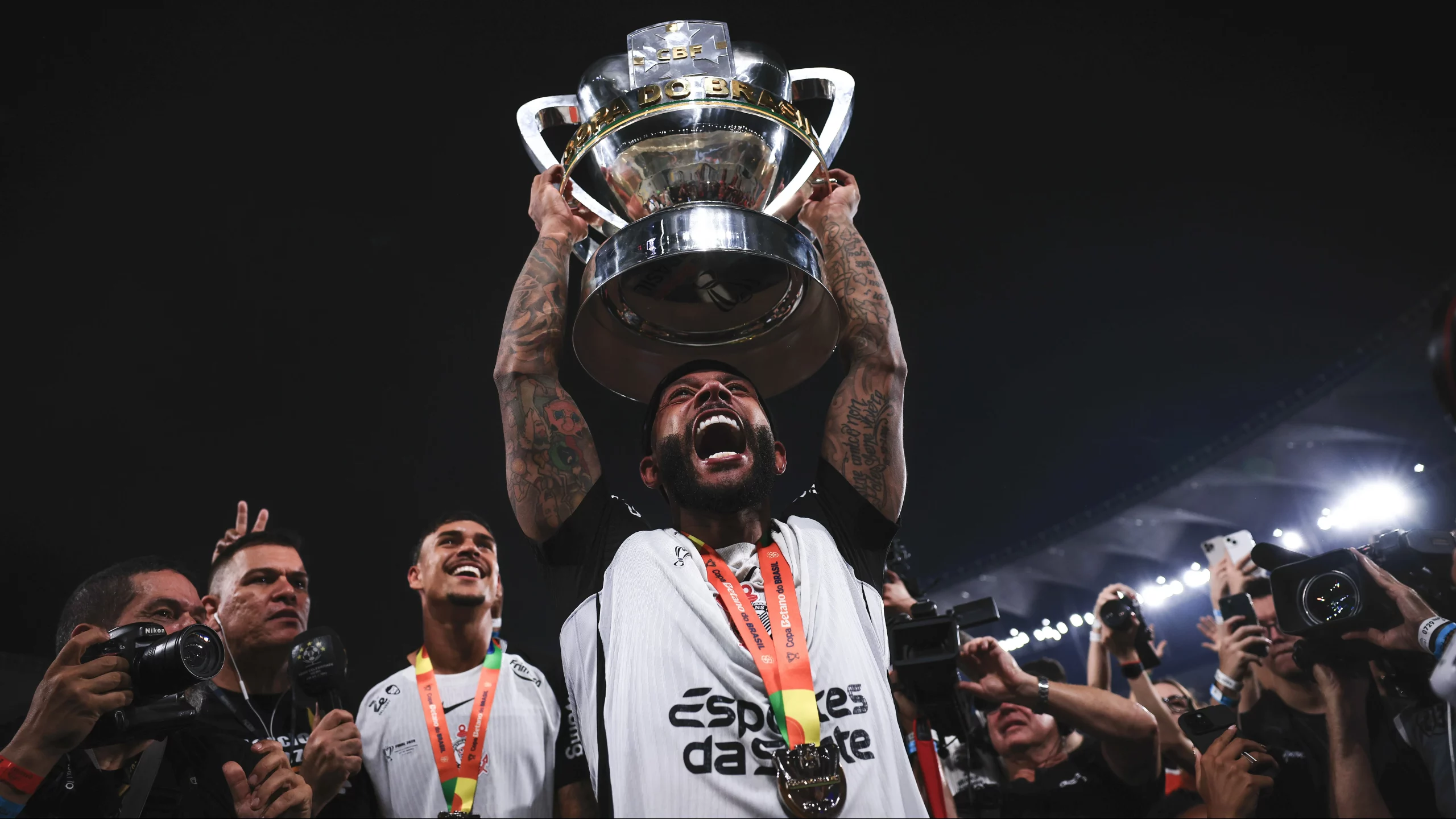 Depay marcou gols decisivos na Copa do Brasil - Foto: Ettore Chiereguini/AGIF.