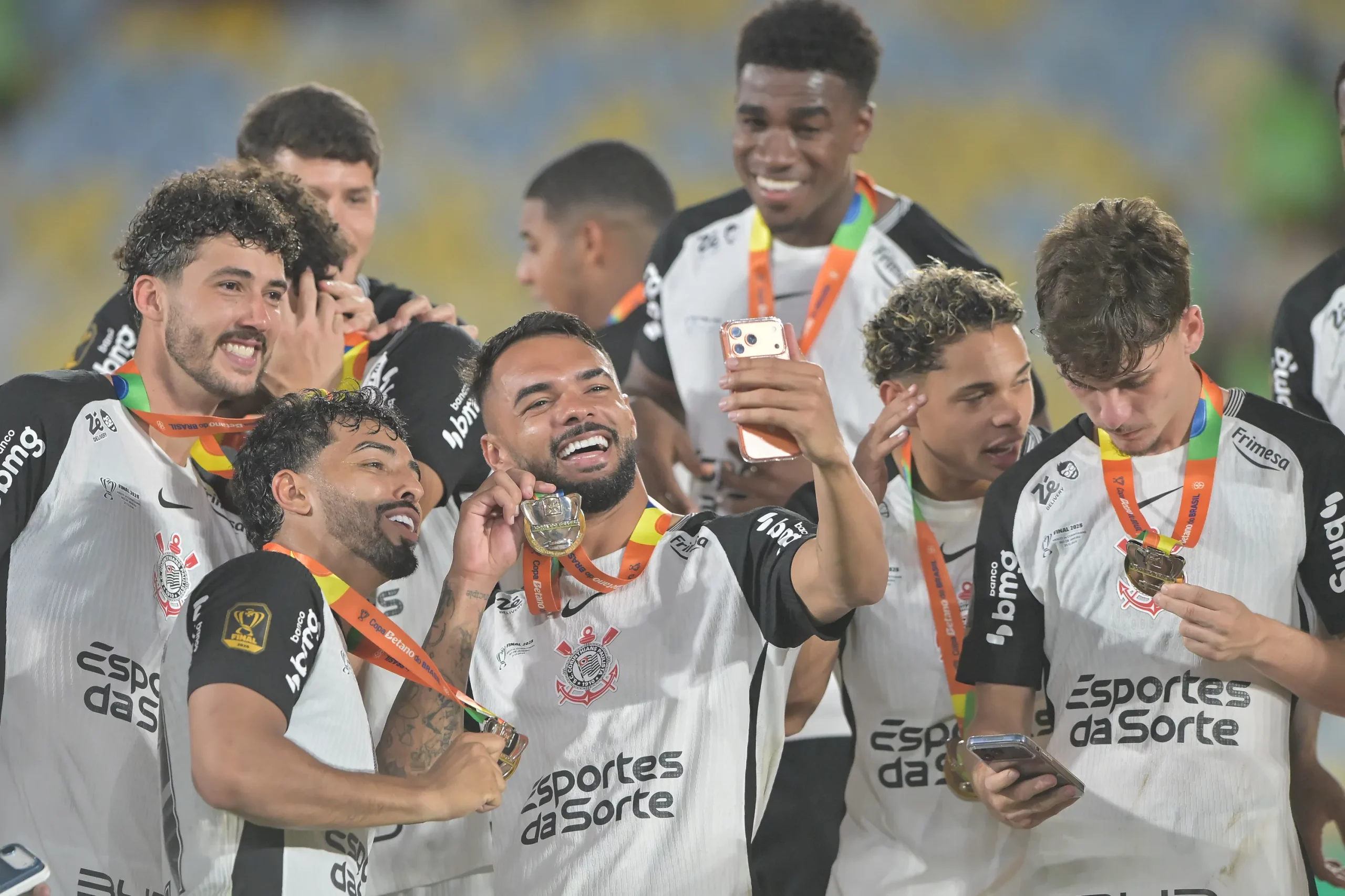 RJ – RIO DE JANEIRO – 21/12/2025 – COPA DO BRASIL 2025, VASCO X CORINTHIANS – Jogadores do Corinthians comemoram titulo de campeao apos partida contra o Vasco no estadio Maracana pela decisao do campeonato Copa Do Brasil 2025. Foto: Thiago Ribeiro/AGIF