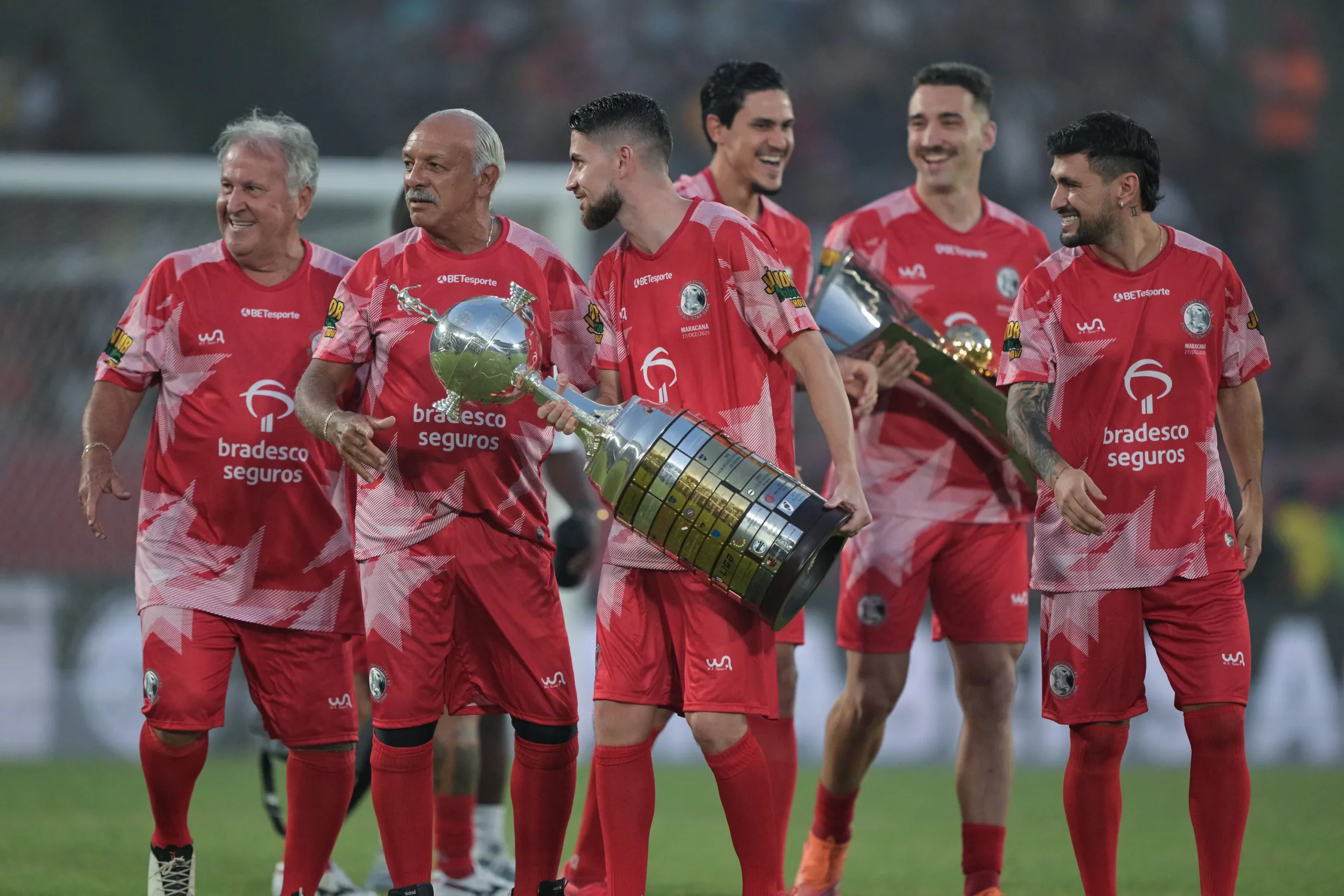Zico ao lado de Junior, Jorginho, Arrascaeta, Pedro e Léo Ortiz em Jogo das Estrelas de 2025. Foto: Jorge Rodrigues/AGIF
