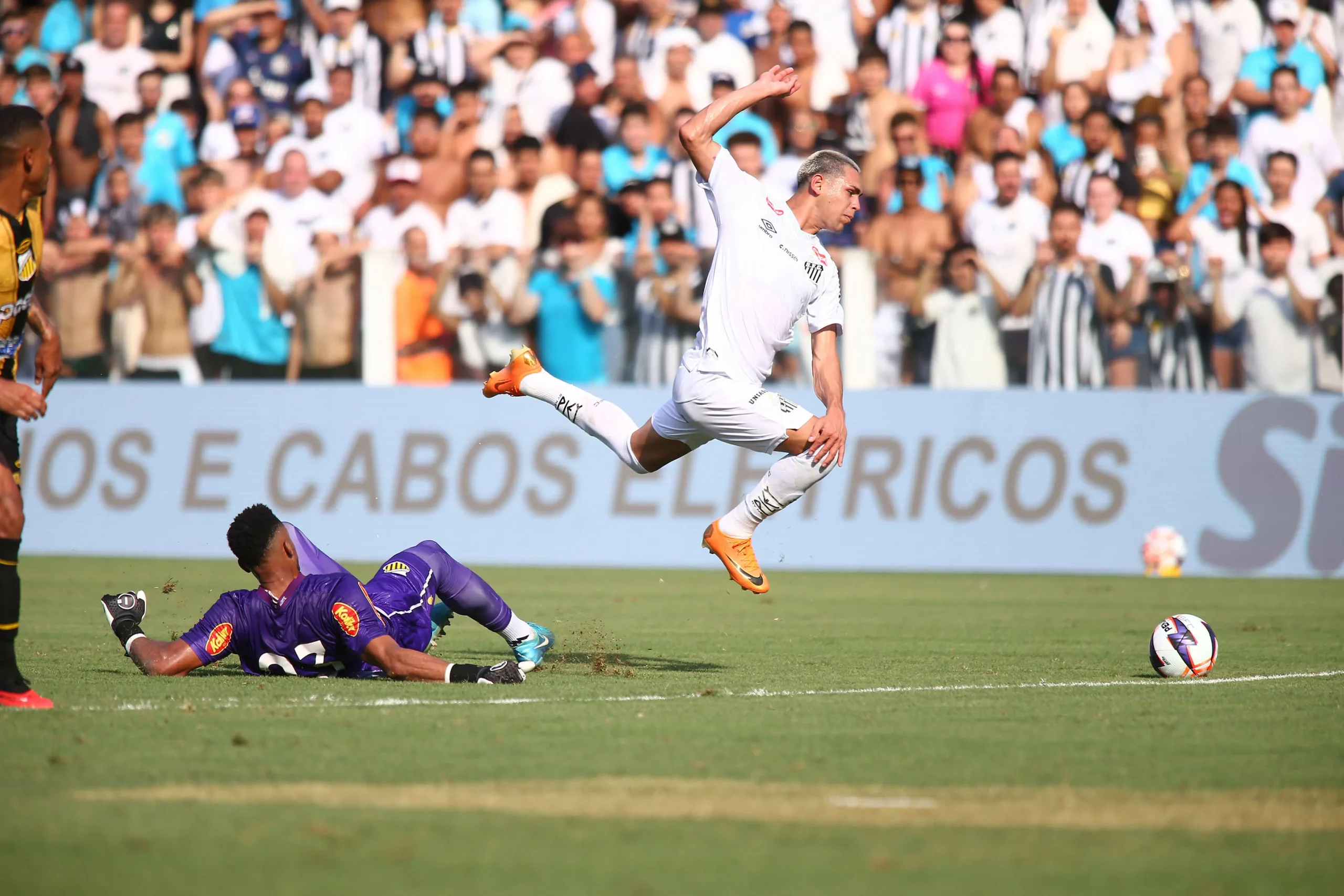 – Caballero jogador do Santos disputa lance com Jordi jogador do Novorizontino. Foto: Mauricio De Souza/AGIF