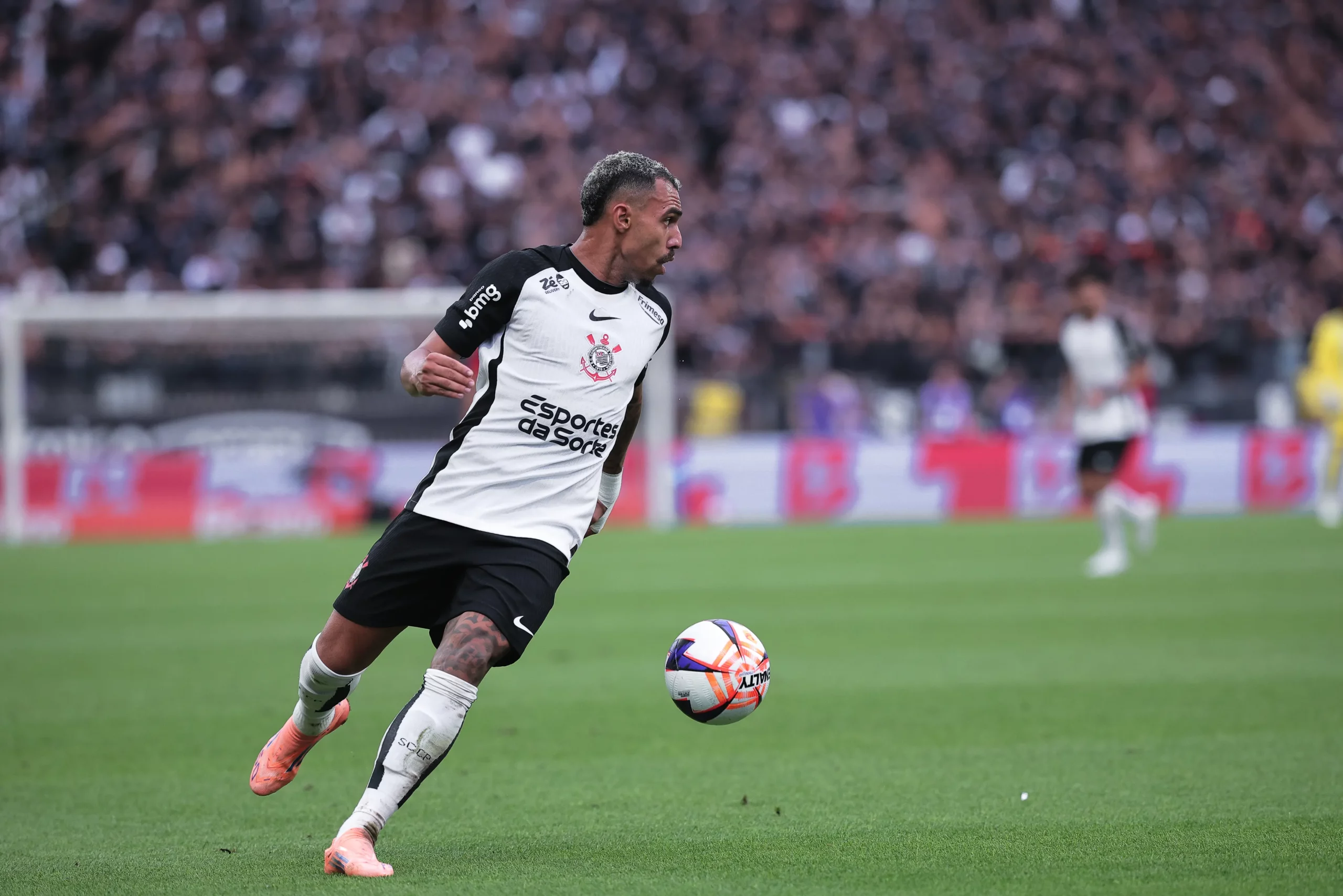 Matheuzinho jogador do Corinthians durante partida contra o Sao Paulo no estadio Arena Corinthians pelo campeonato Paulista 2026. Foto: Ettore Chiereguini/AGIF