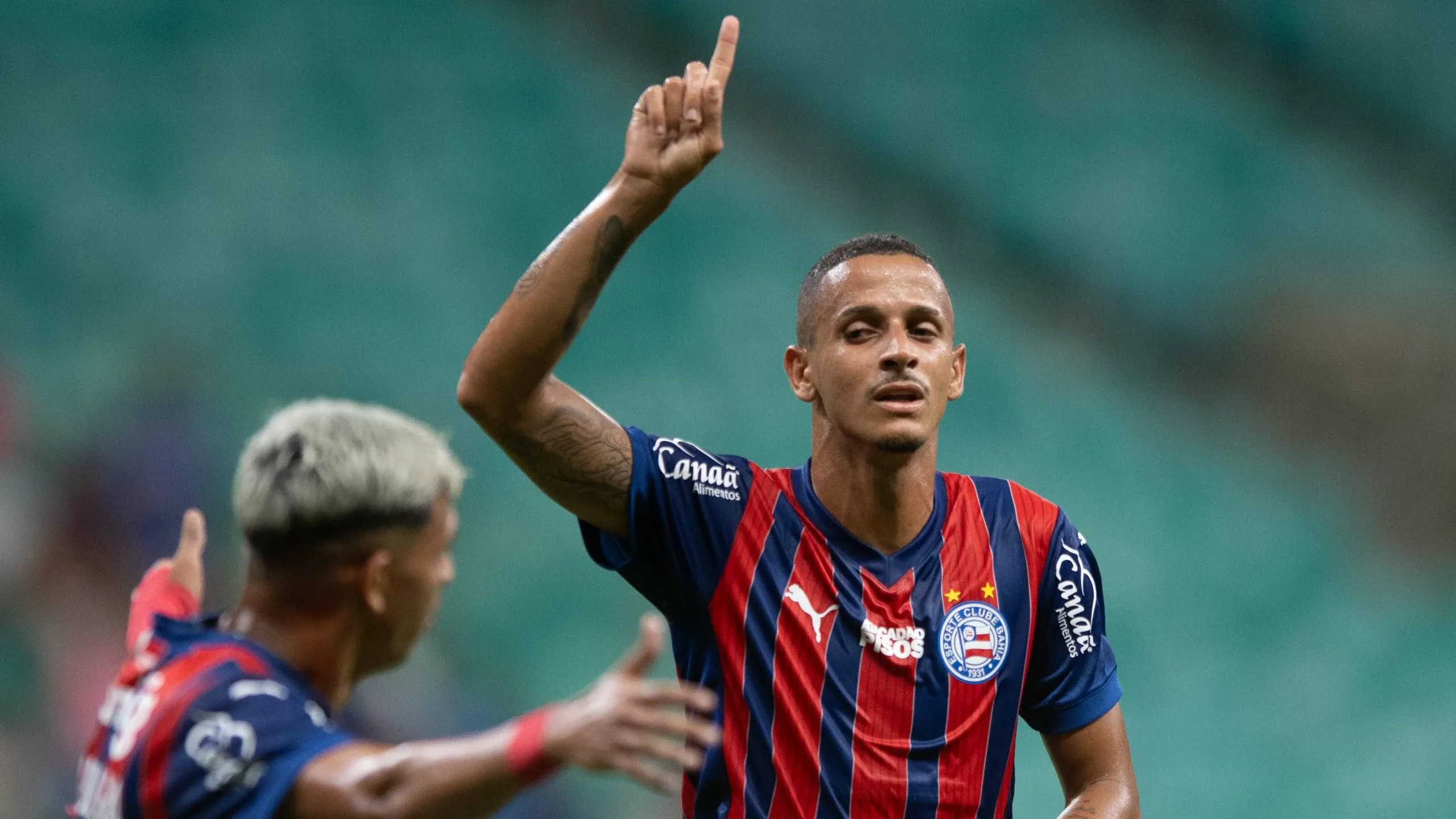 Luciano Juba em ação pelo Bahia. Lateral já foi elogiado por Carletto –  Foto: Jhony Pinho/AGIF