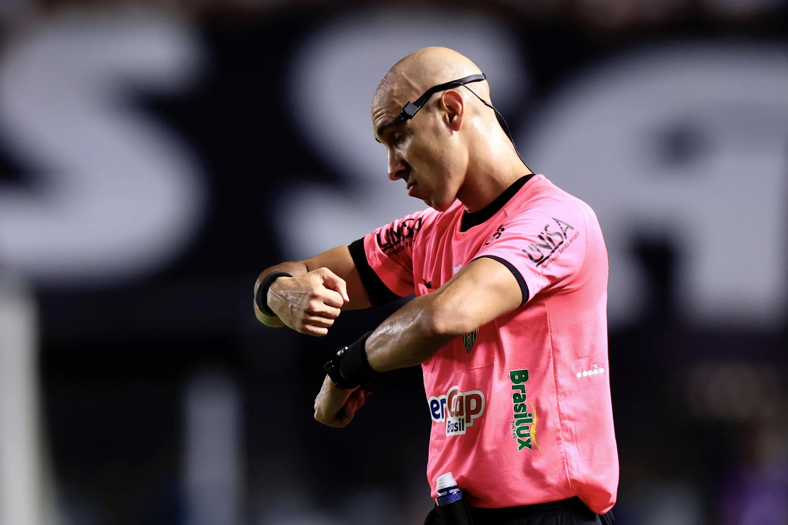 Árbitro Lucas Canetto Bellote foi pivô de muitas reclamações em clássico na Vila Belmiro e amargou ‘geladeira’ no Estadual – Foto: Marcello Zambrana/AGIF