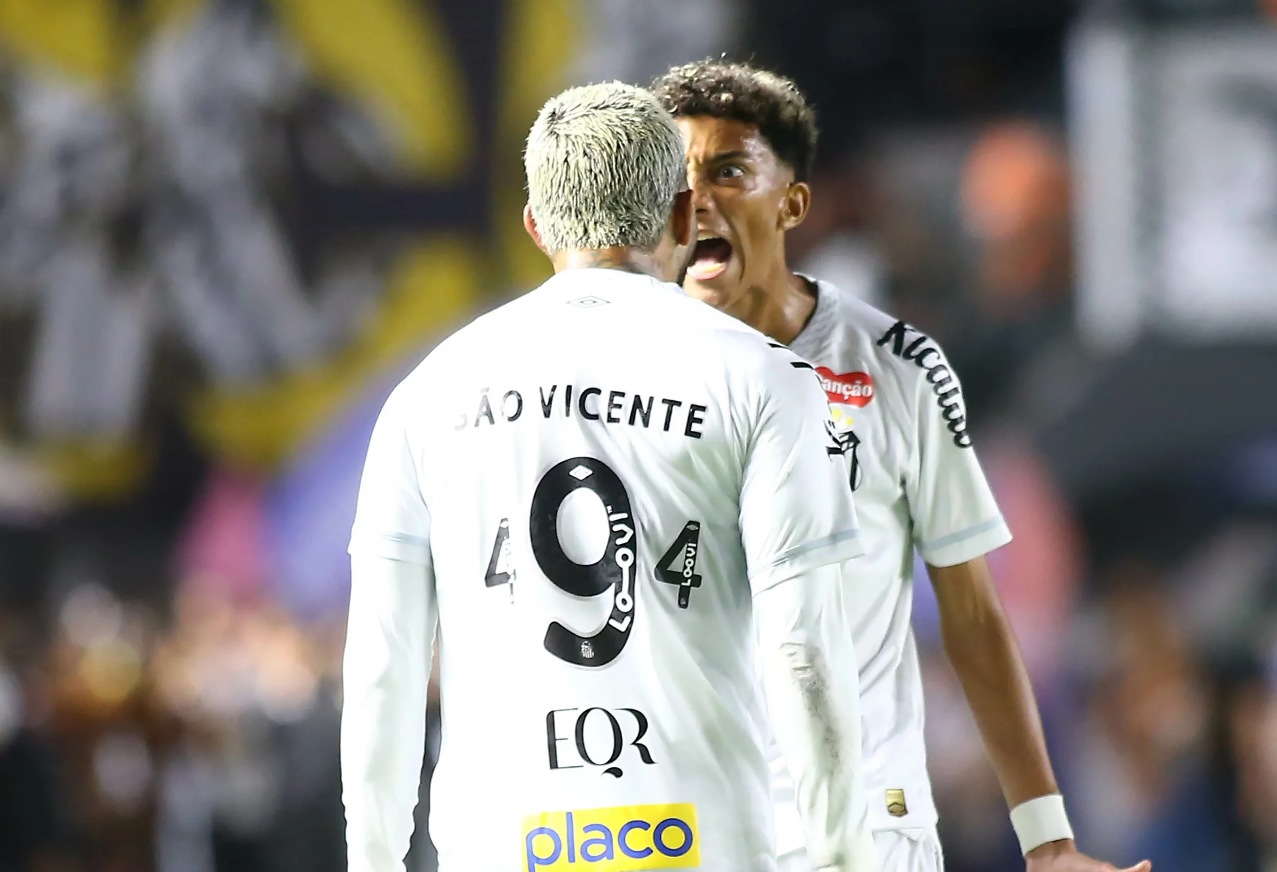 SP – SANTOS – 22/01/2026 – PAULISTA 2026, SANTOS X CORINTHIANS – Gabriel Barbosa jogador do Santos comemora seu gol com Robinho Jr jogador da sua equipe durante partida contra o Corinthians no estadio Vila Belmiro pelo campeonato Paulista 2026. Foto: Mauricio De Souza/AGIF