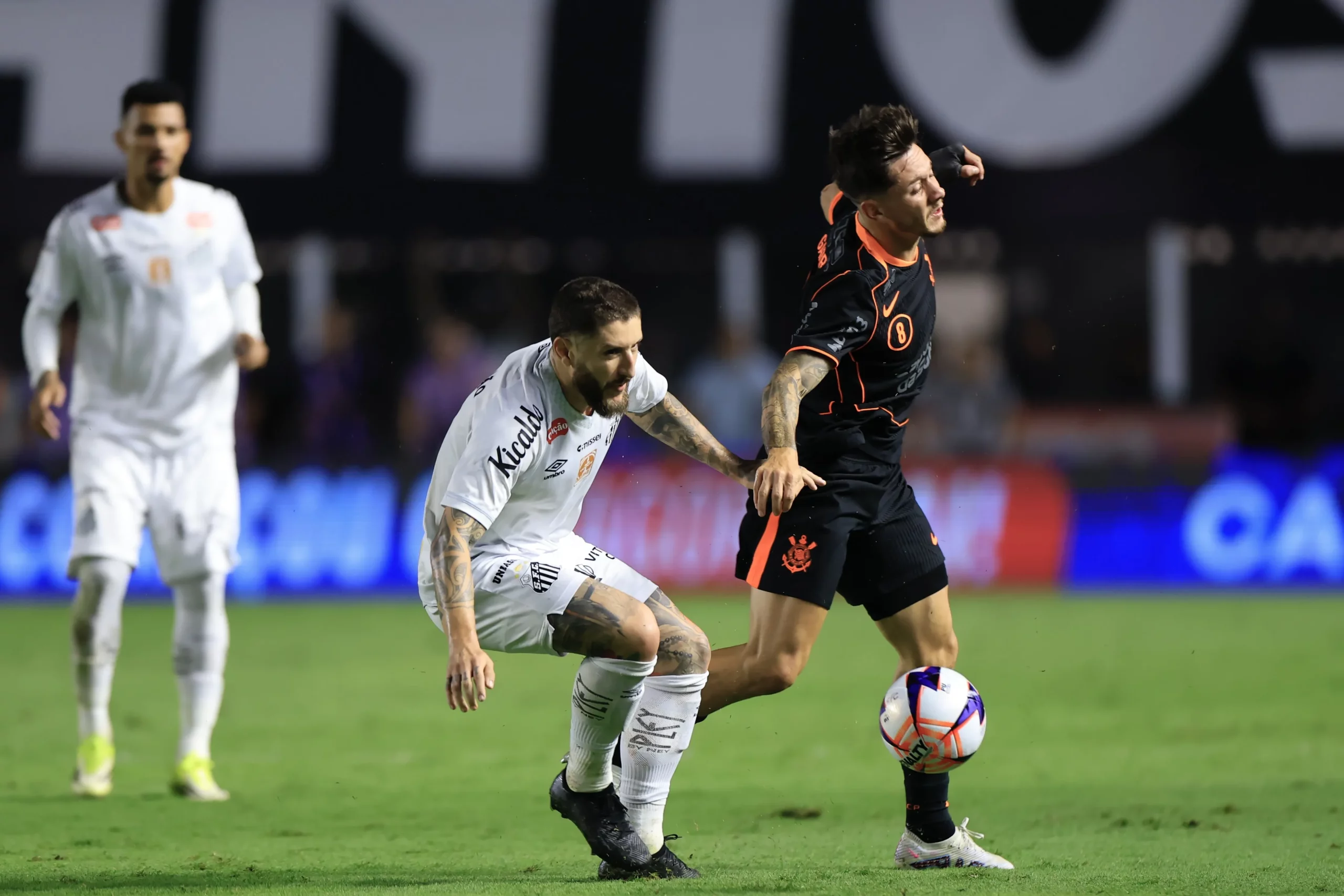 SP – SANTOS – 22/01/2026 – PAULISTA 2026, SANTOS X CORINTHIANS – Ze Rafael jogador do Santos disputa lance com Rodrigo Garro jogador do Corinthians durante partida no estadio Vila Belmiro pelo campeonato Paulista 2026. Foto: Marcello Zambrana/AGIF